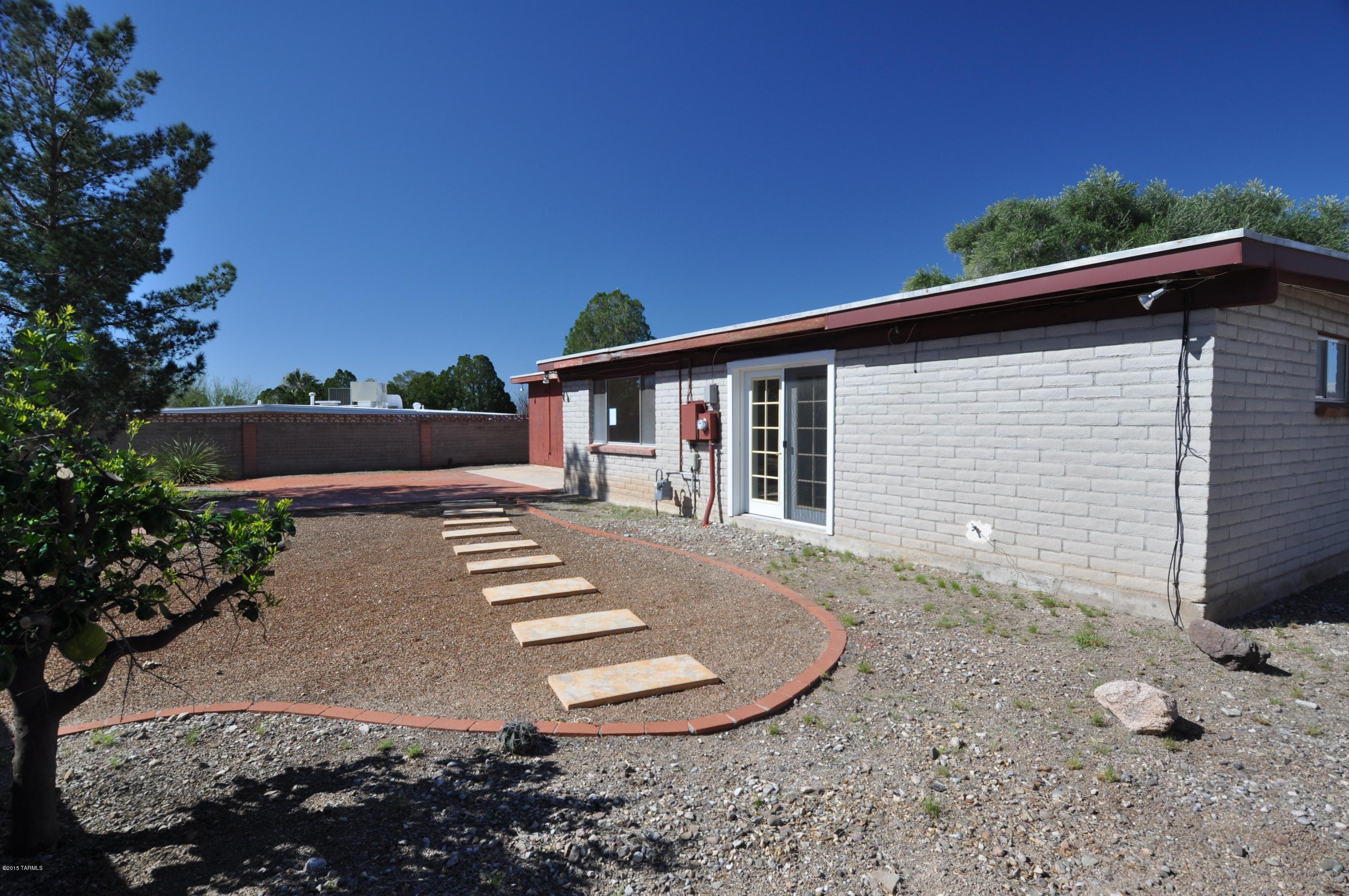 2011 S Faye Place