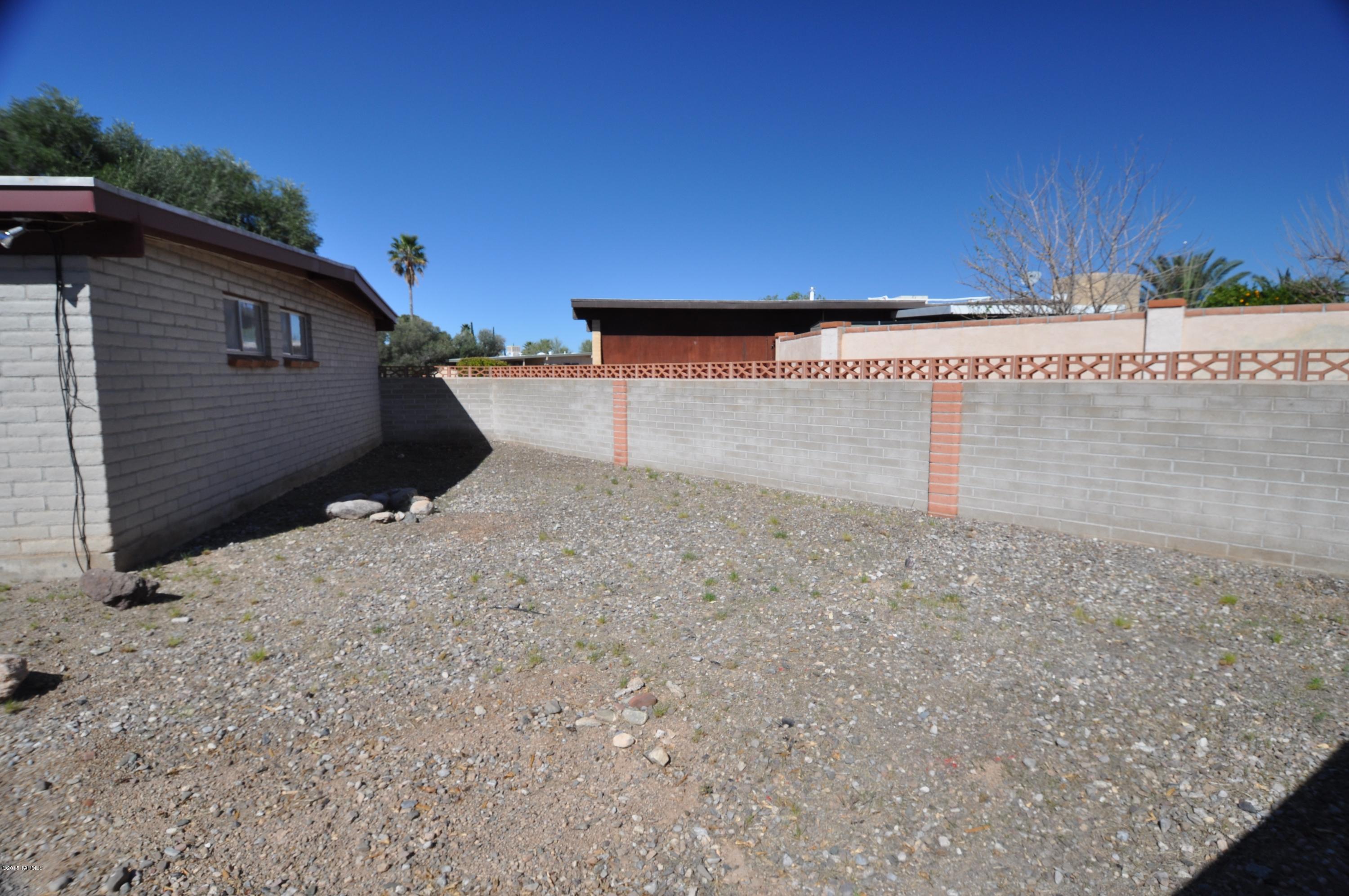 2011 S Faye Place