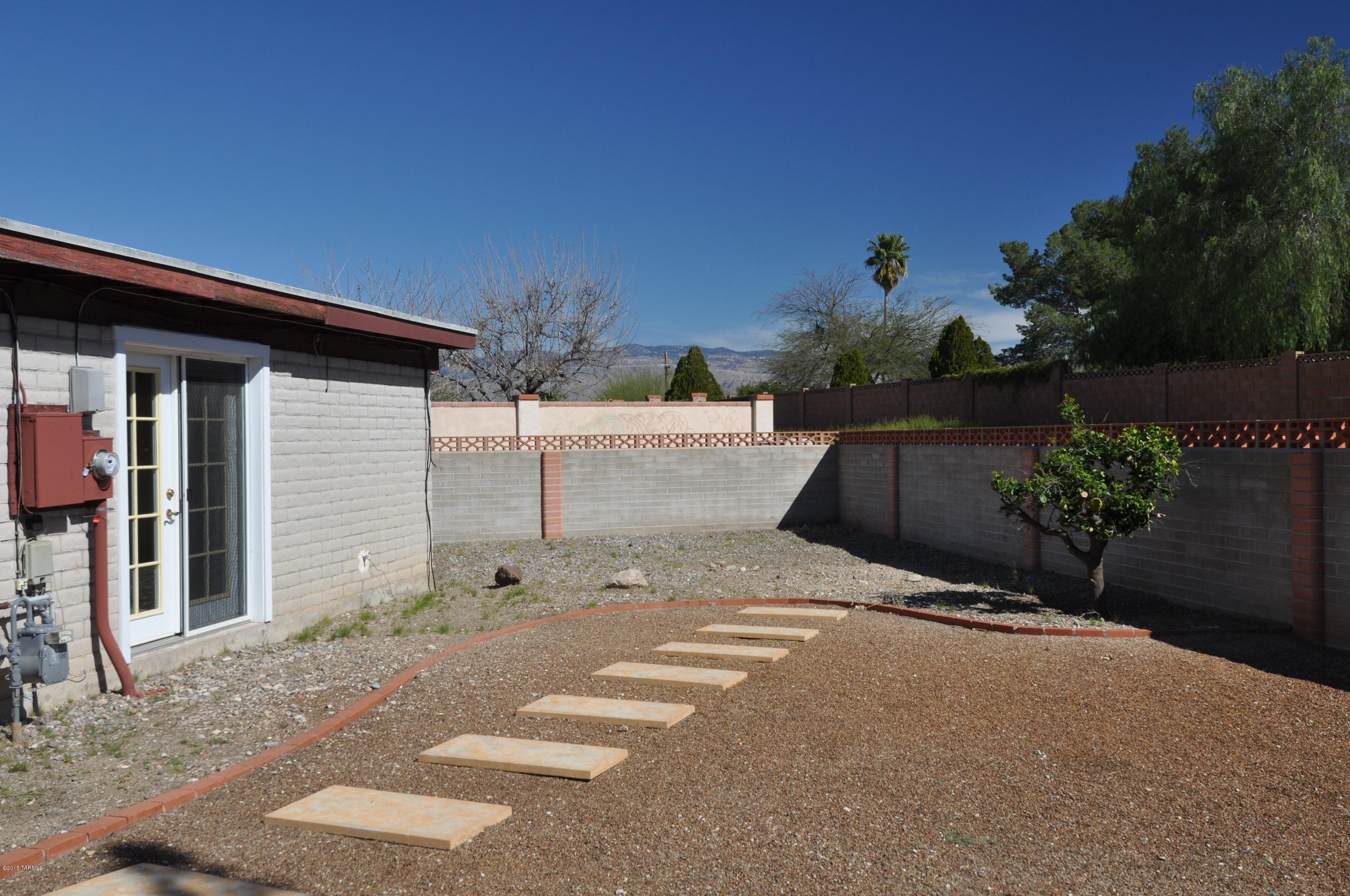 2011 S Faye Place