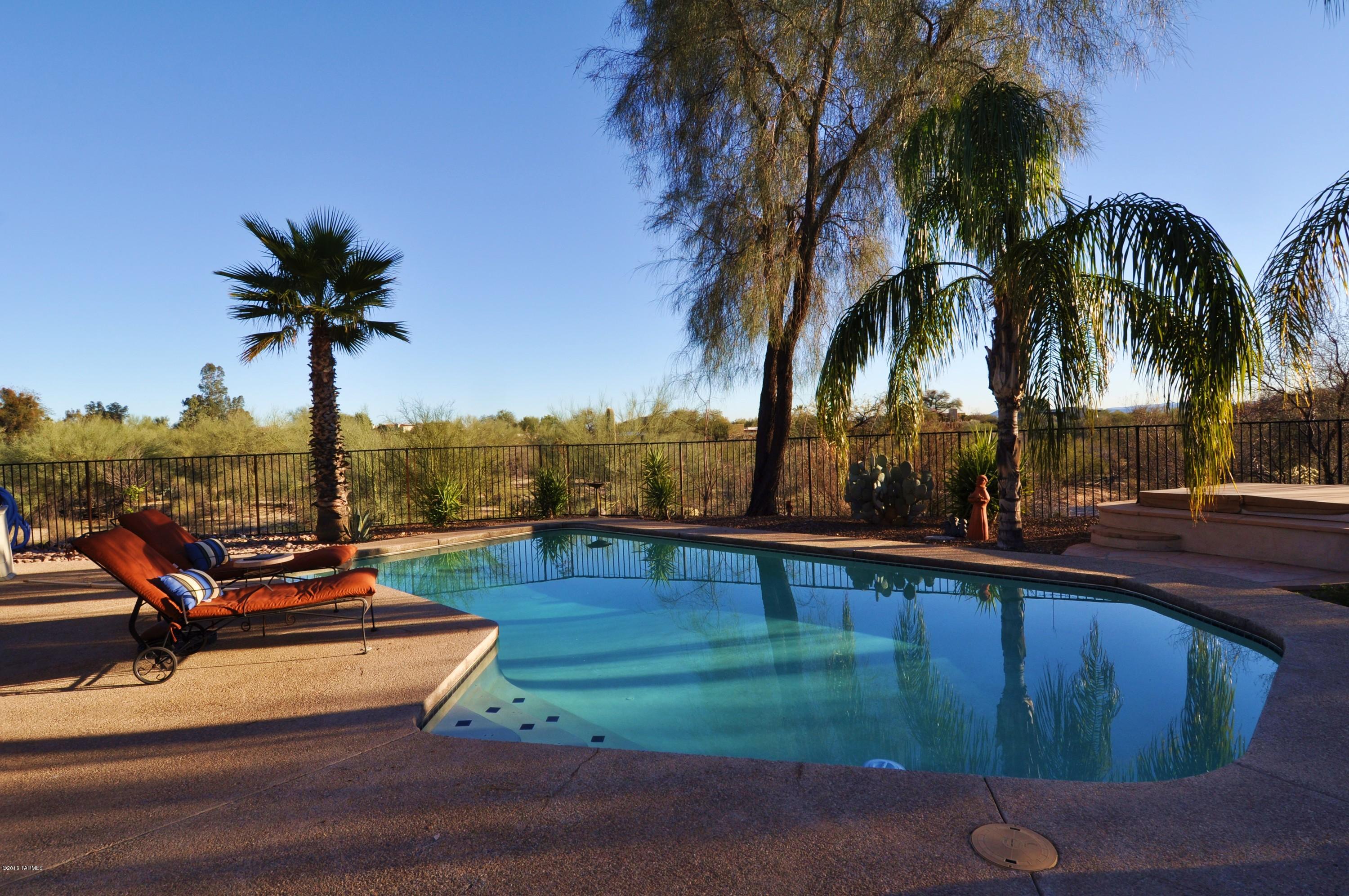 1561 W Las Lomitas Road