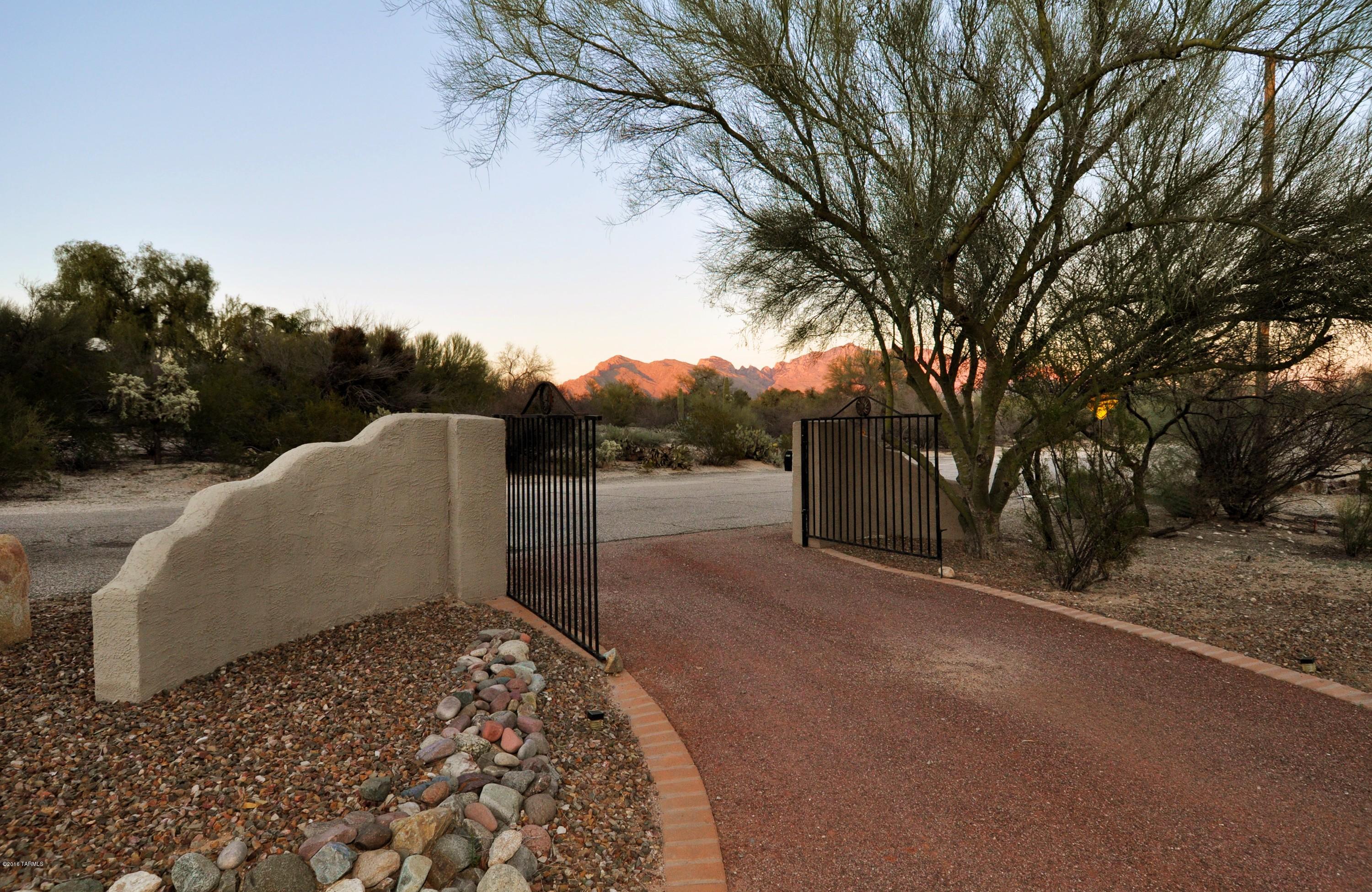 1561 W Las Lomitas Road