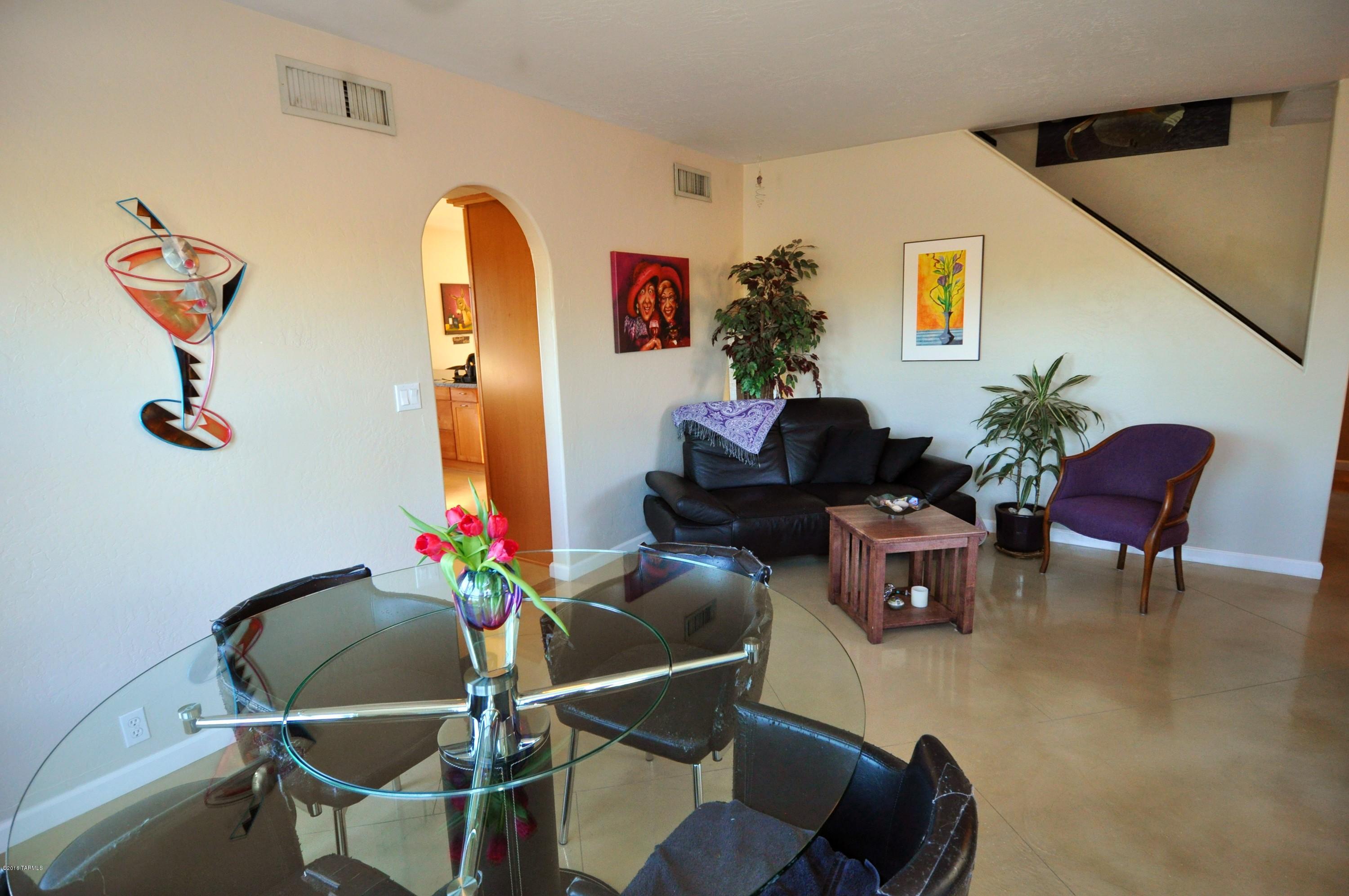 1561 W Las Lomitas Road