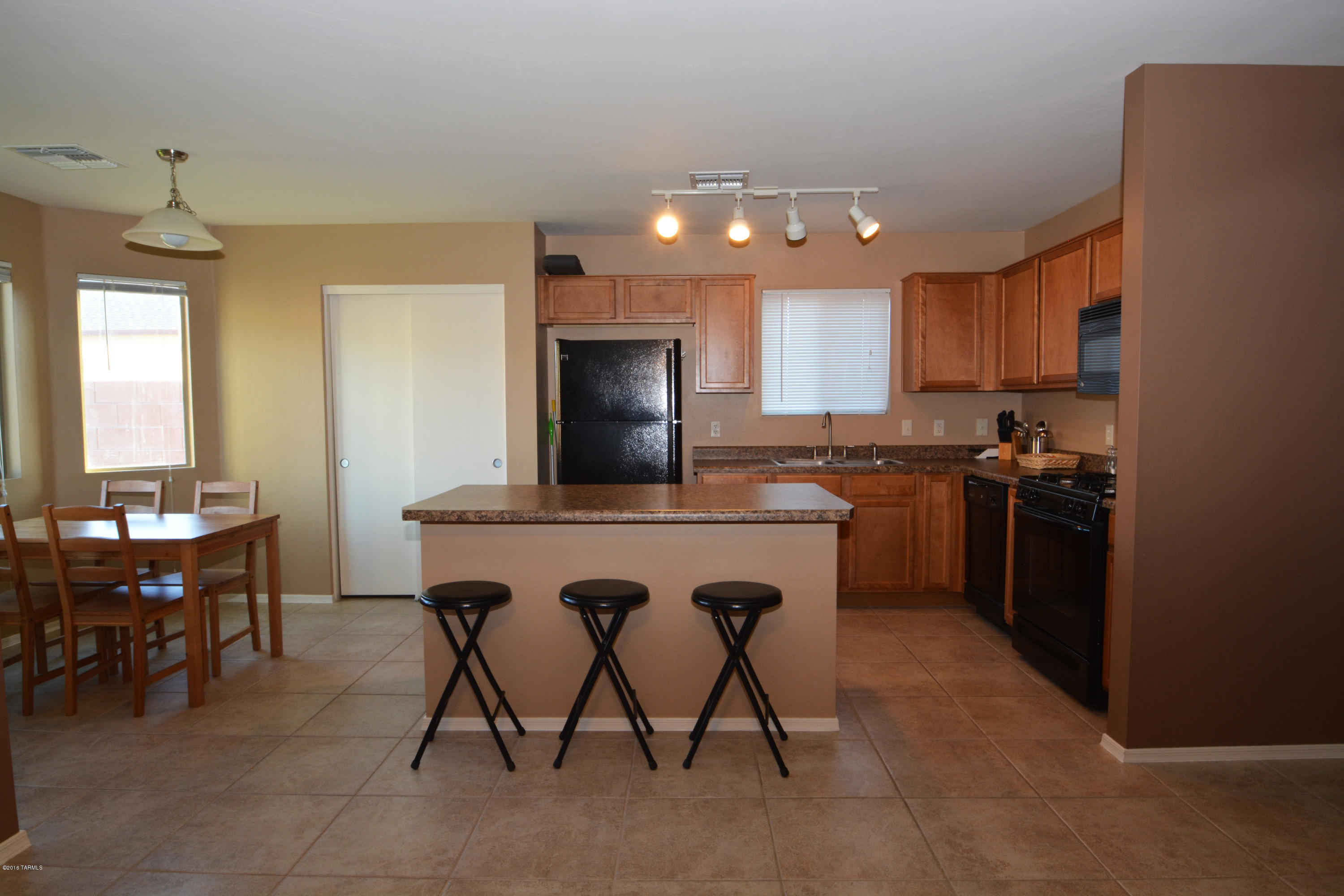 2407 E Camino Malcote