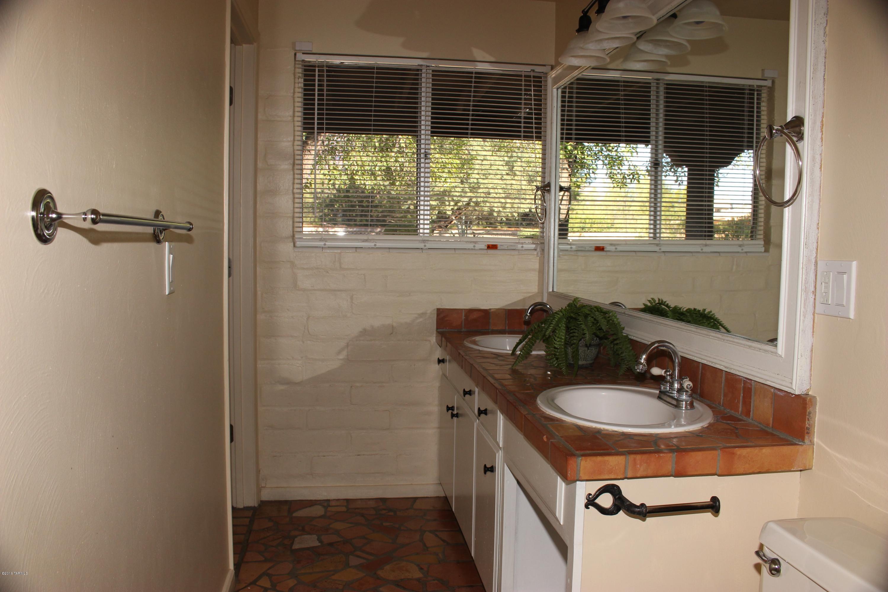 5955 N Camino Esplendora