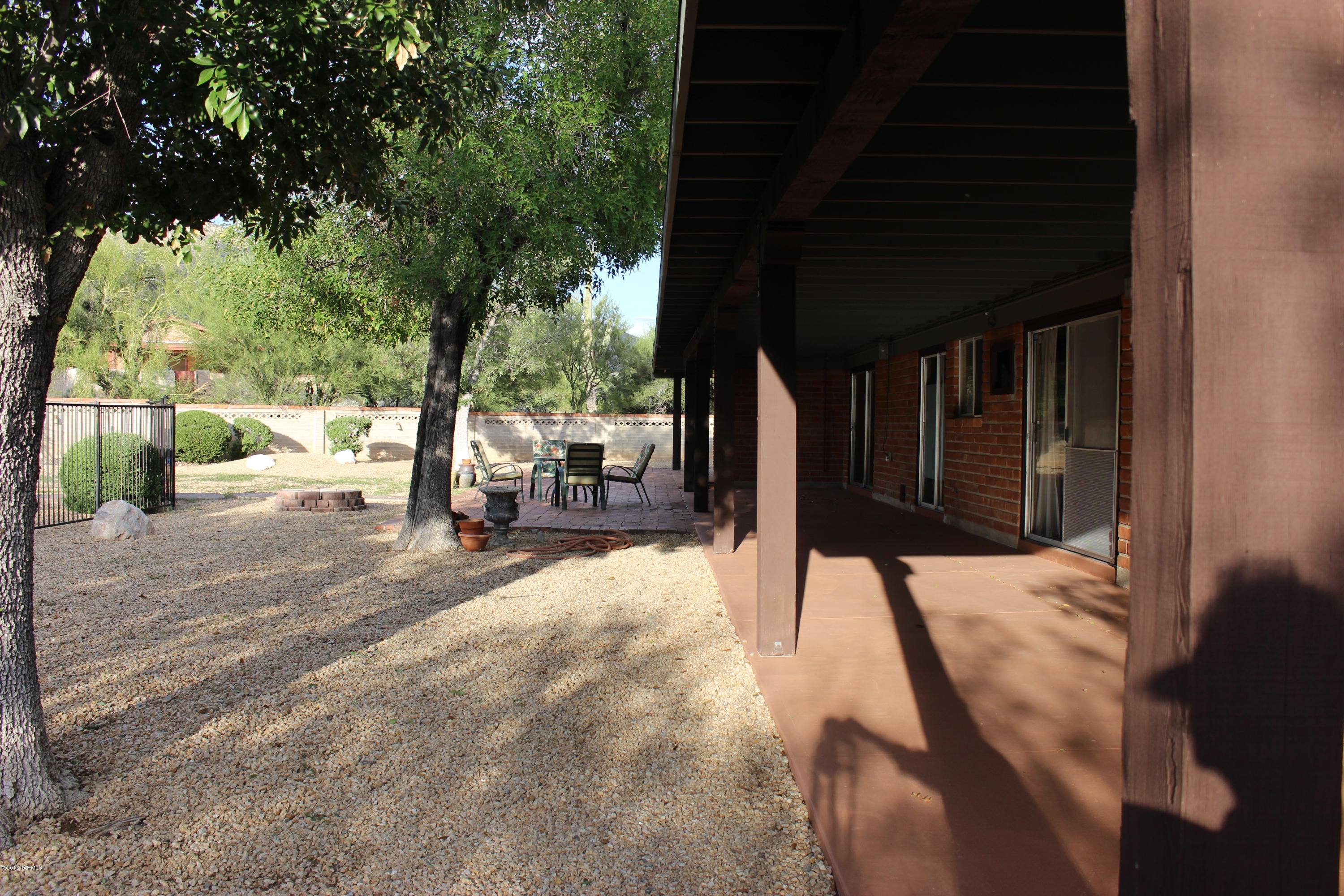 5955 N Camino Esplendora