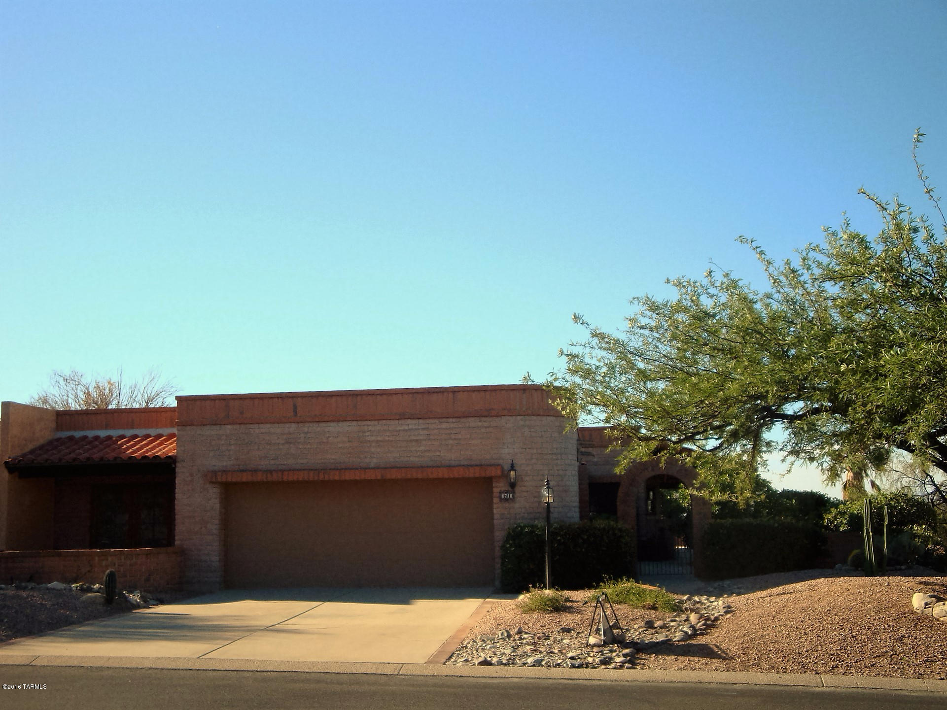 6710 E Loma Del Bribon