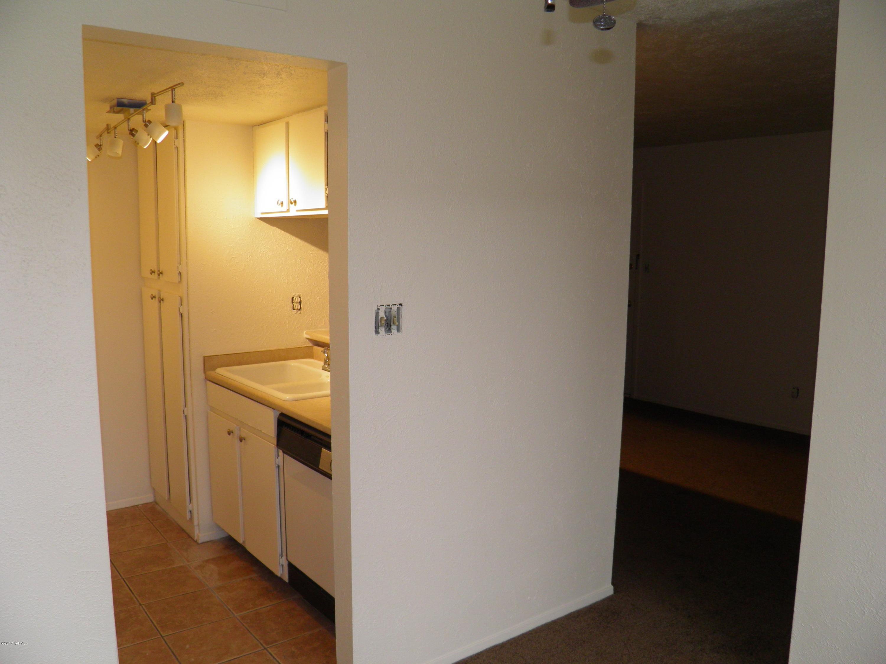 1620 N Wilmot Road Unit: Q400