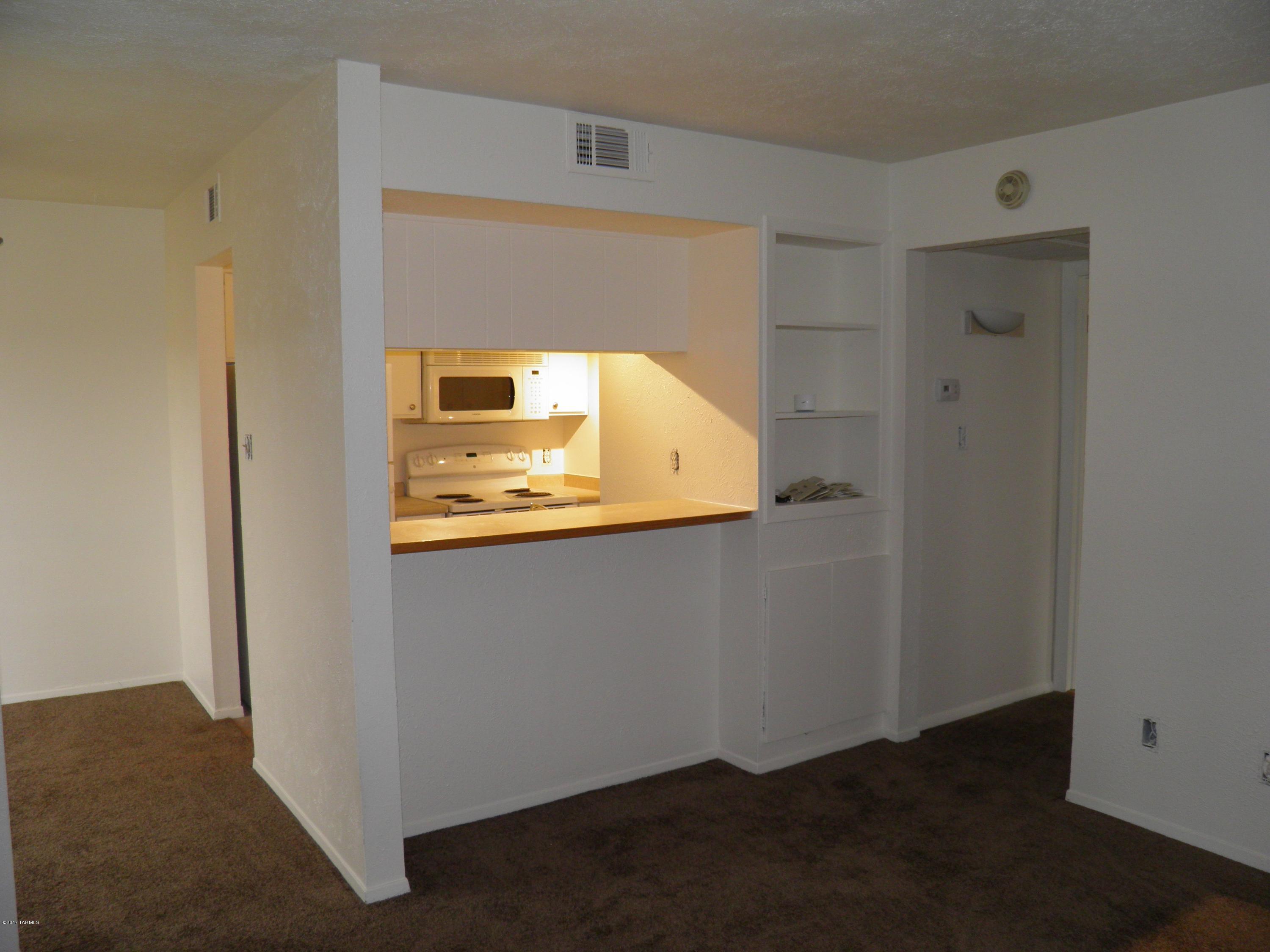 1620 N Wilmot Road Unit: Q400