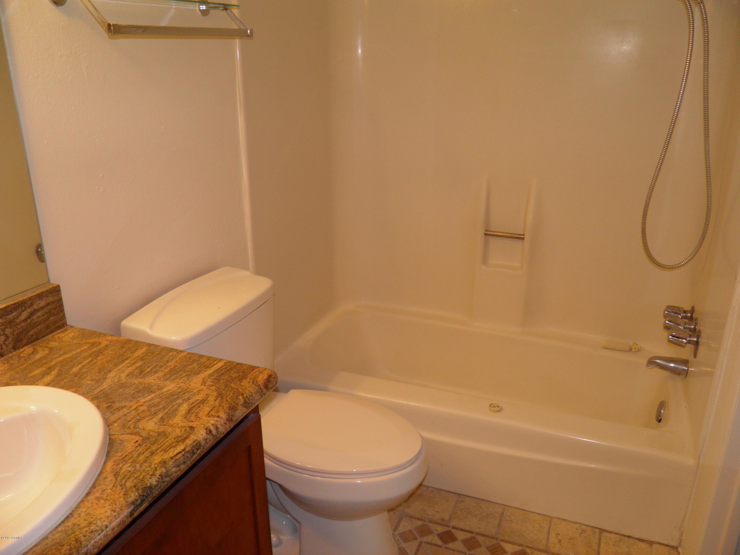 1620 N Wilmot Road Unit: Q400