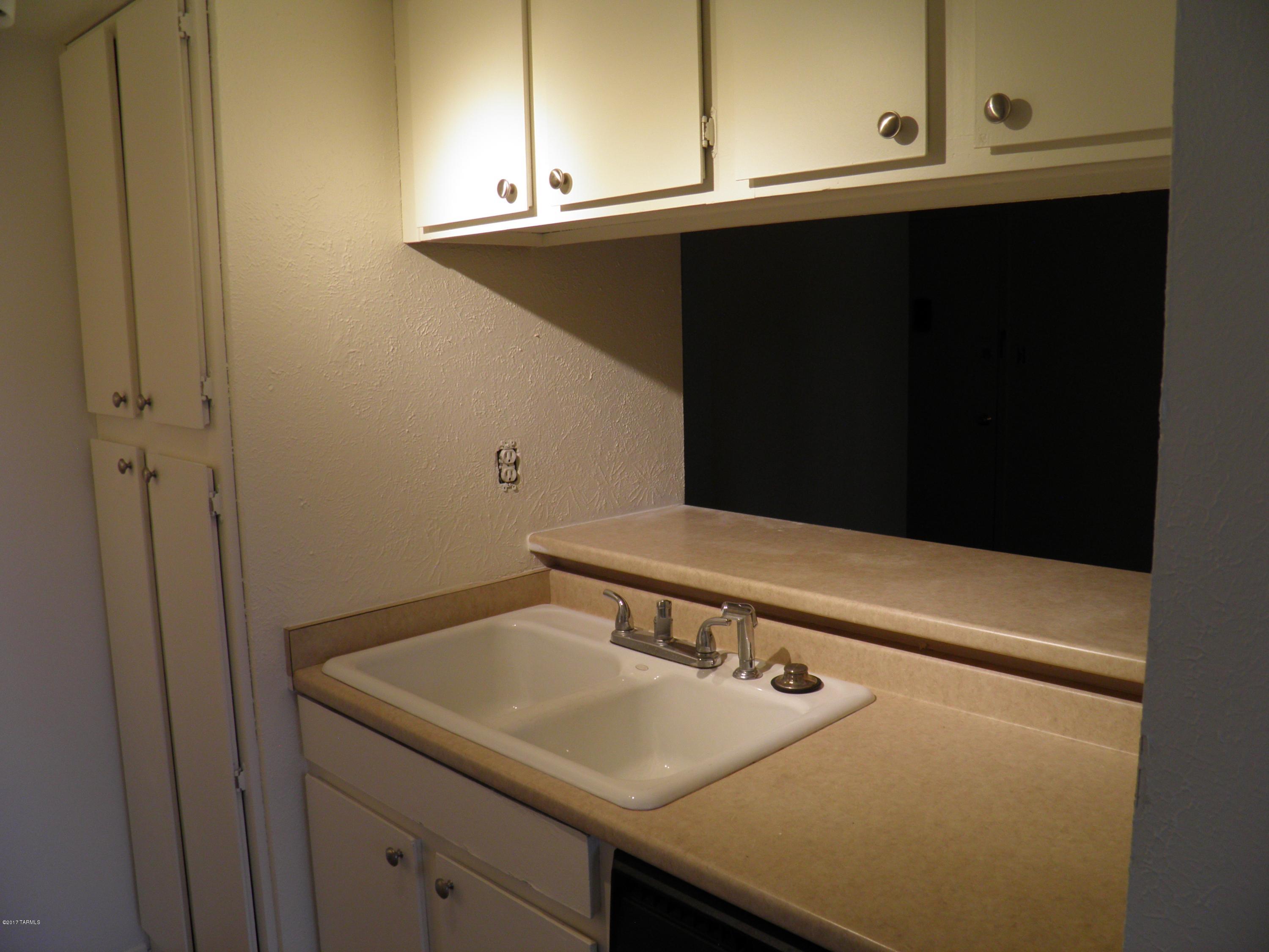 1620 N Wilmot Road Unit: Q400