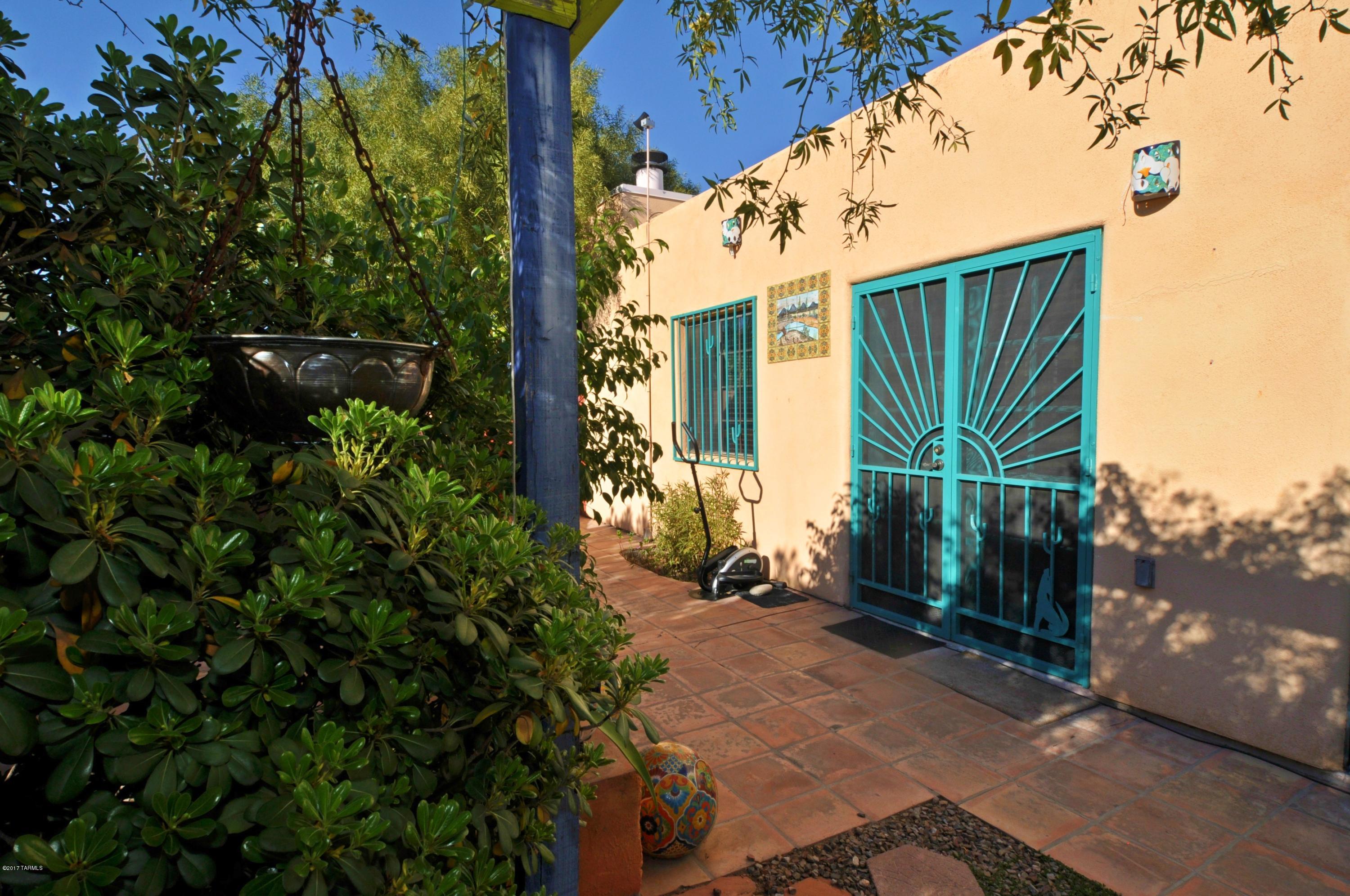 2622 E Edison Street