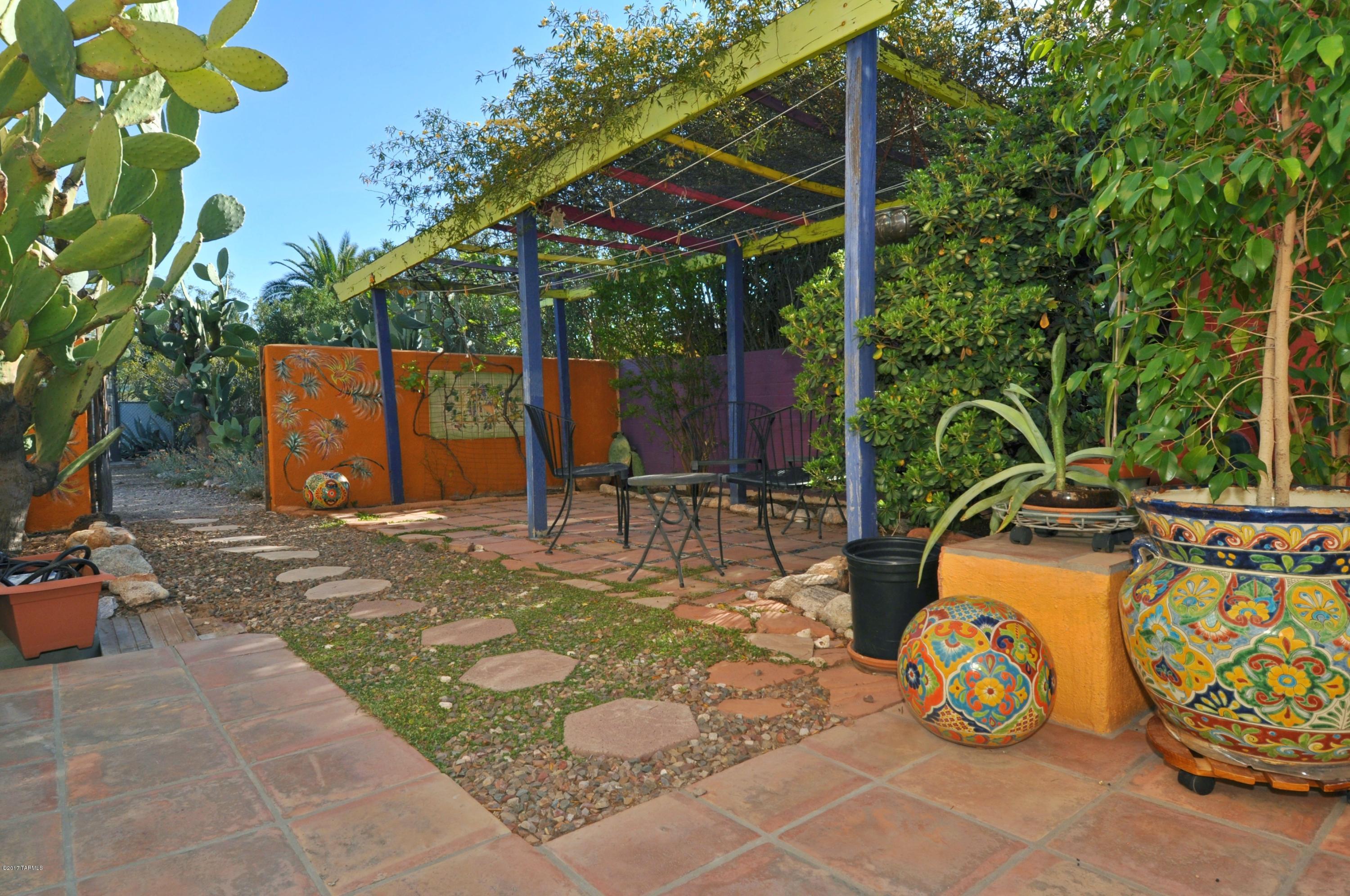 2622 E Edison Street