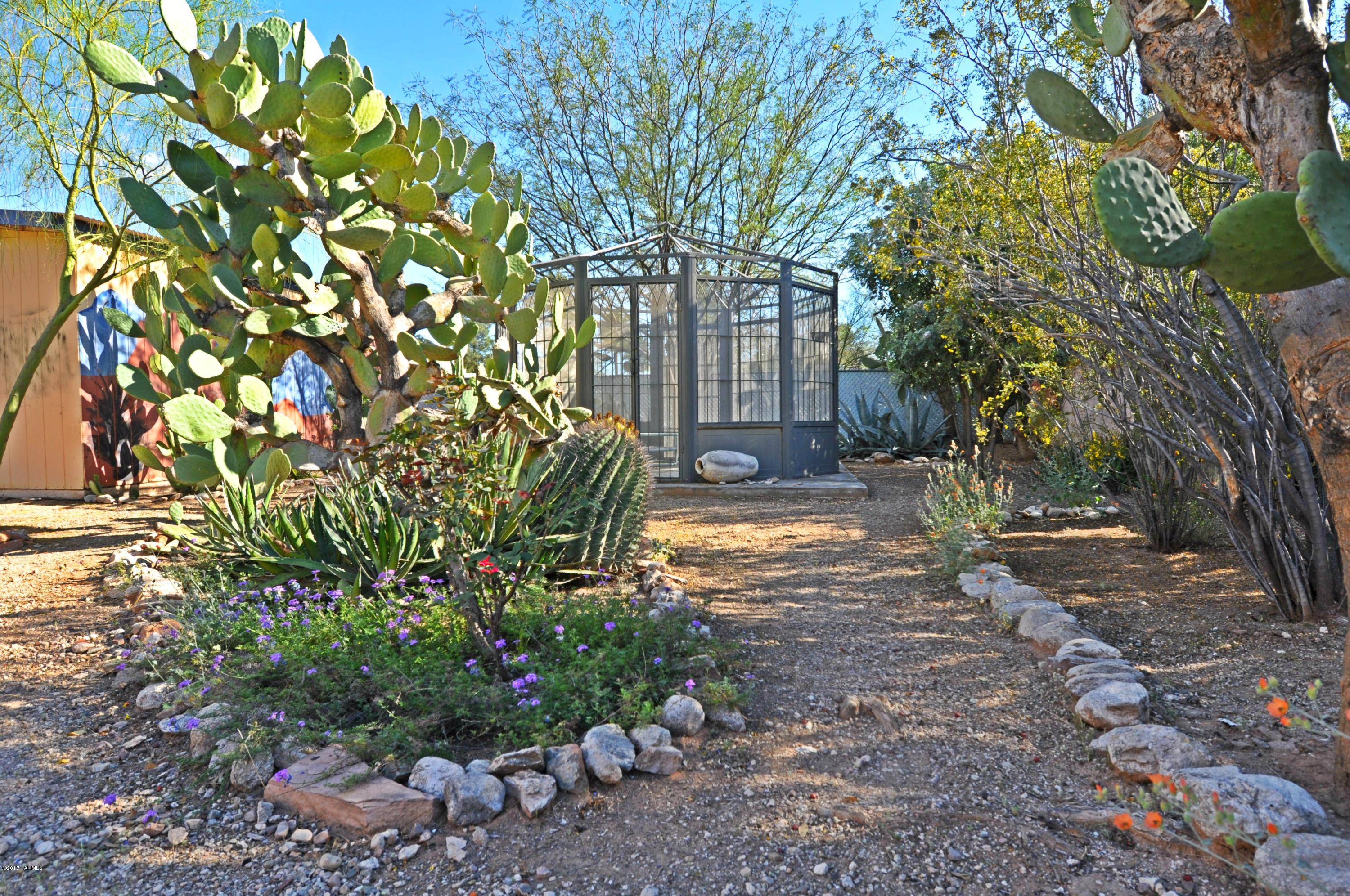 2622 E Edison Street