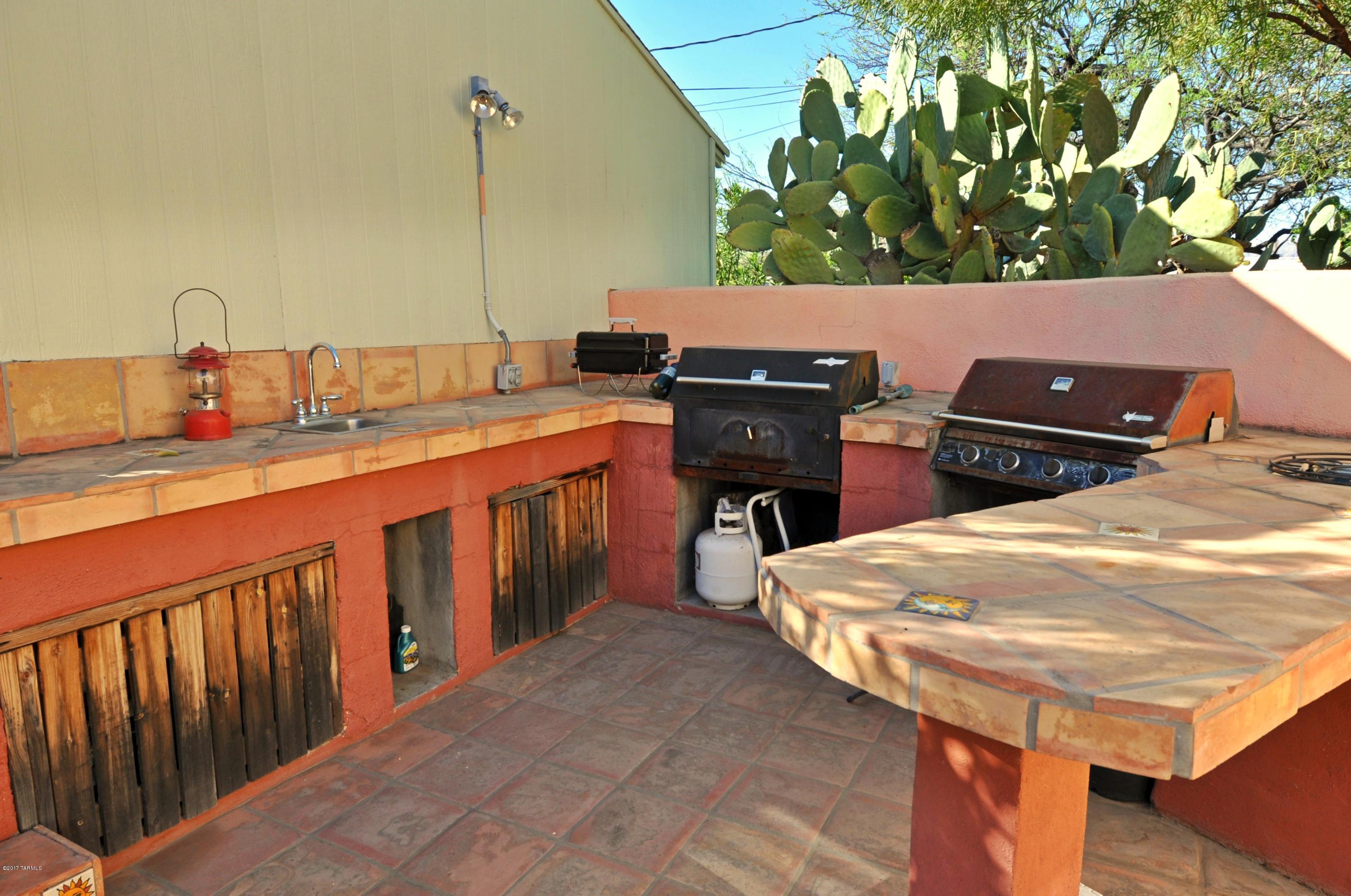 2622 E Edison Street