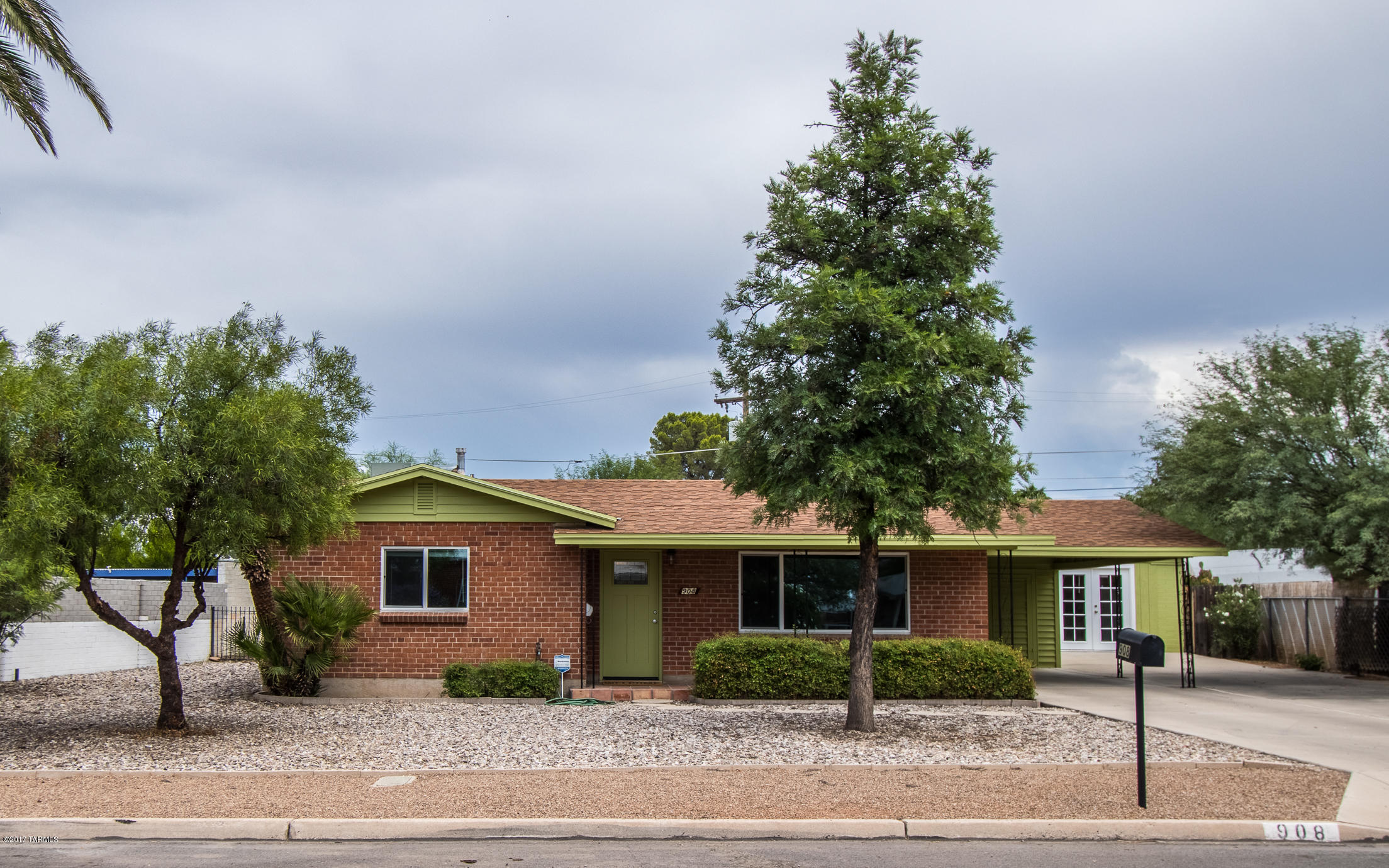 908 N Longfellow Avenue