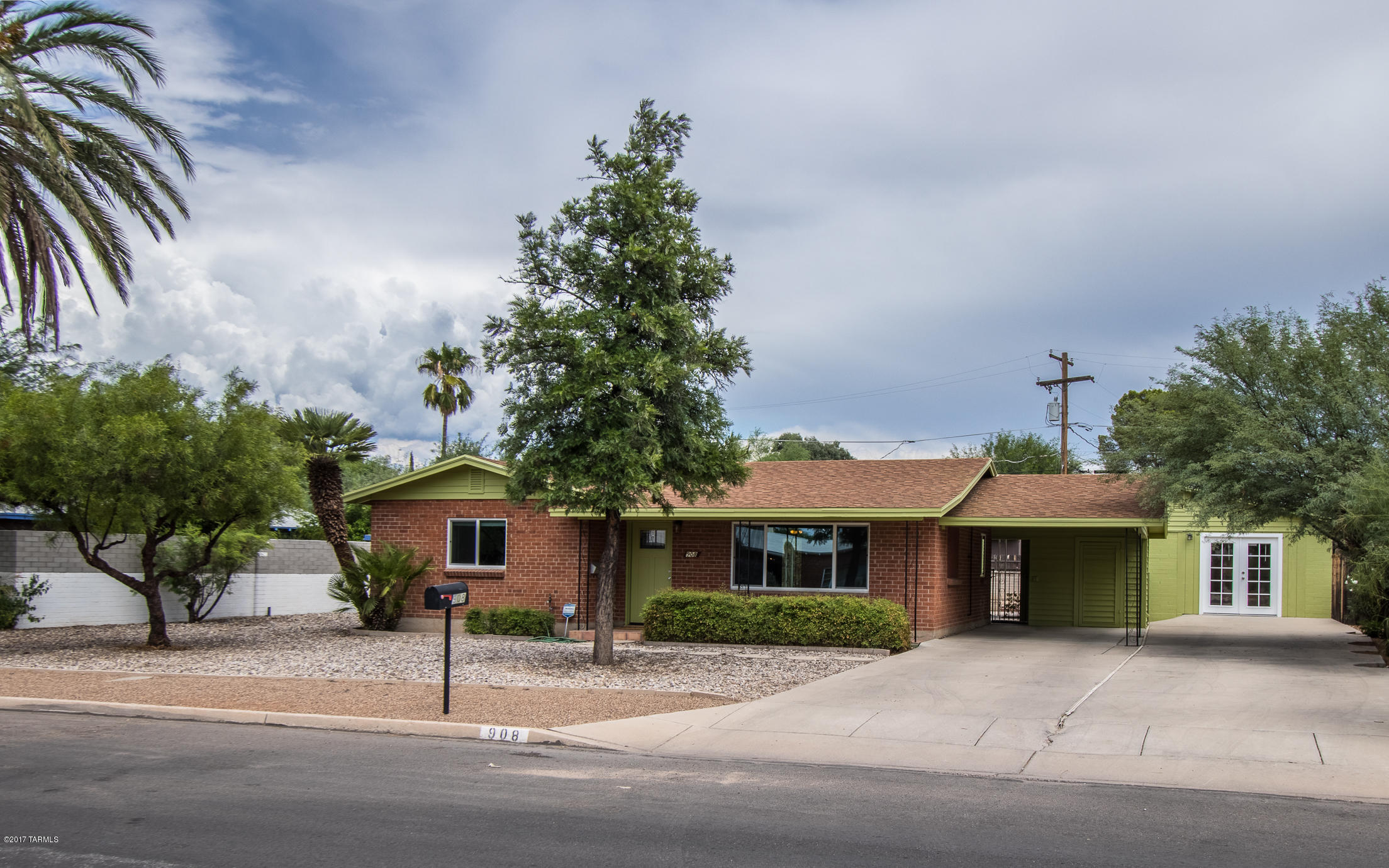 908 N Longfellow Avenue