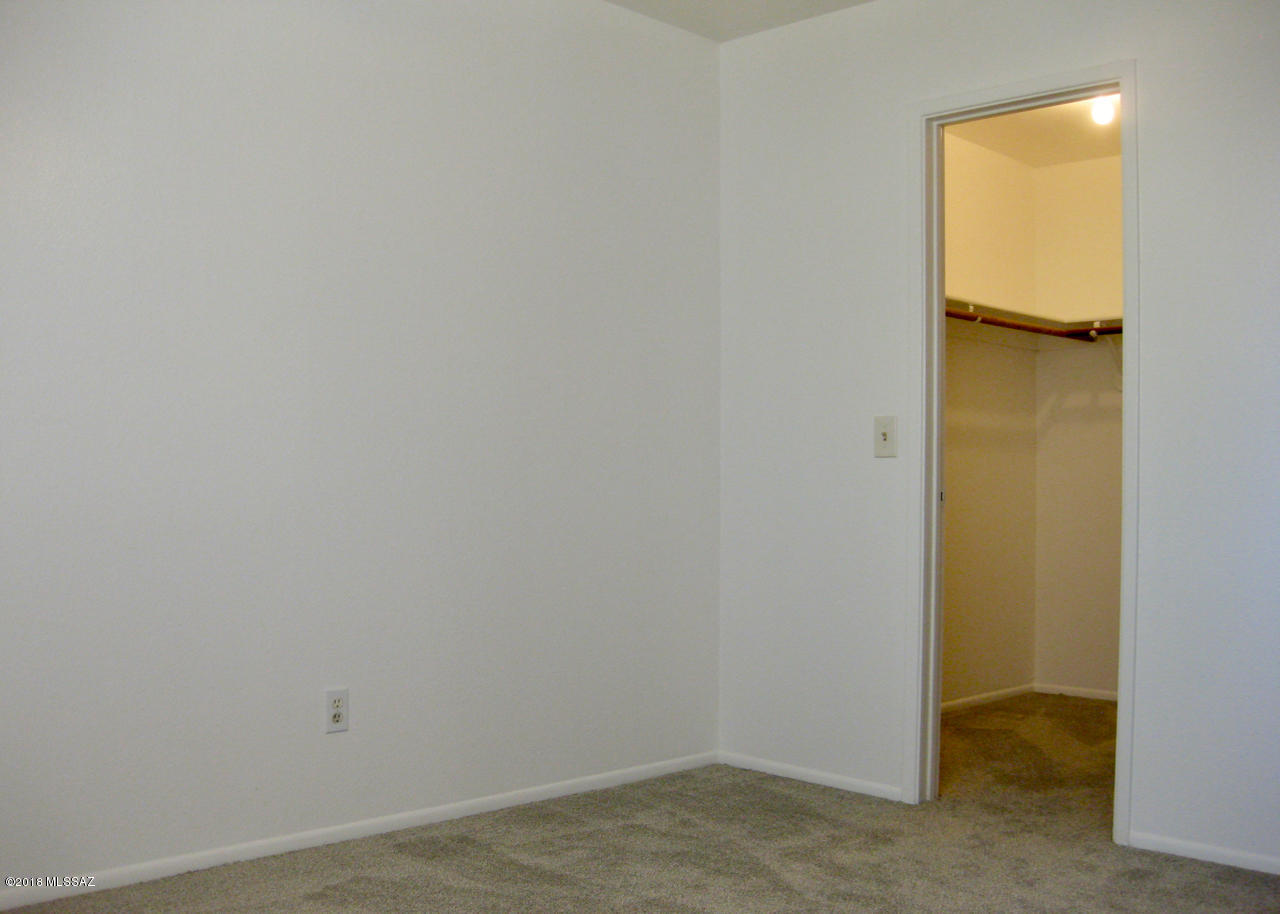3690 N Country Club Road Unit: 1041