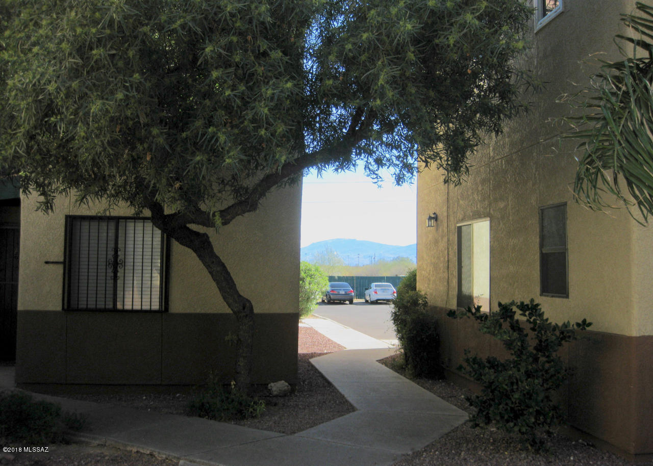 3690 N Country Club Road Unit: 1041