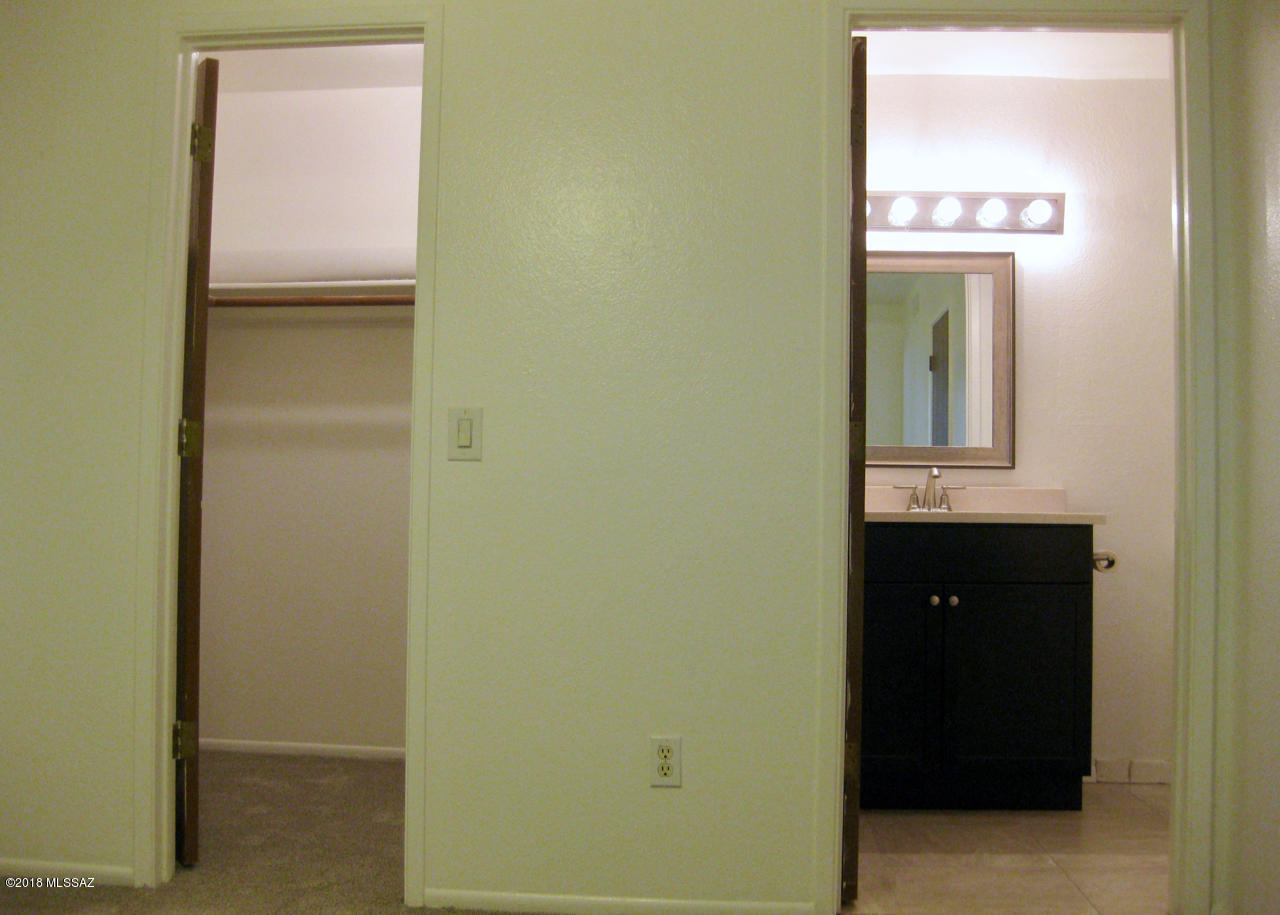 3690 N Country Club Road Unit: 1041