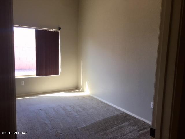685 W Calle Franja Verde