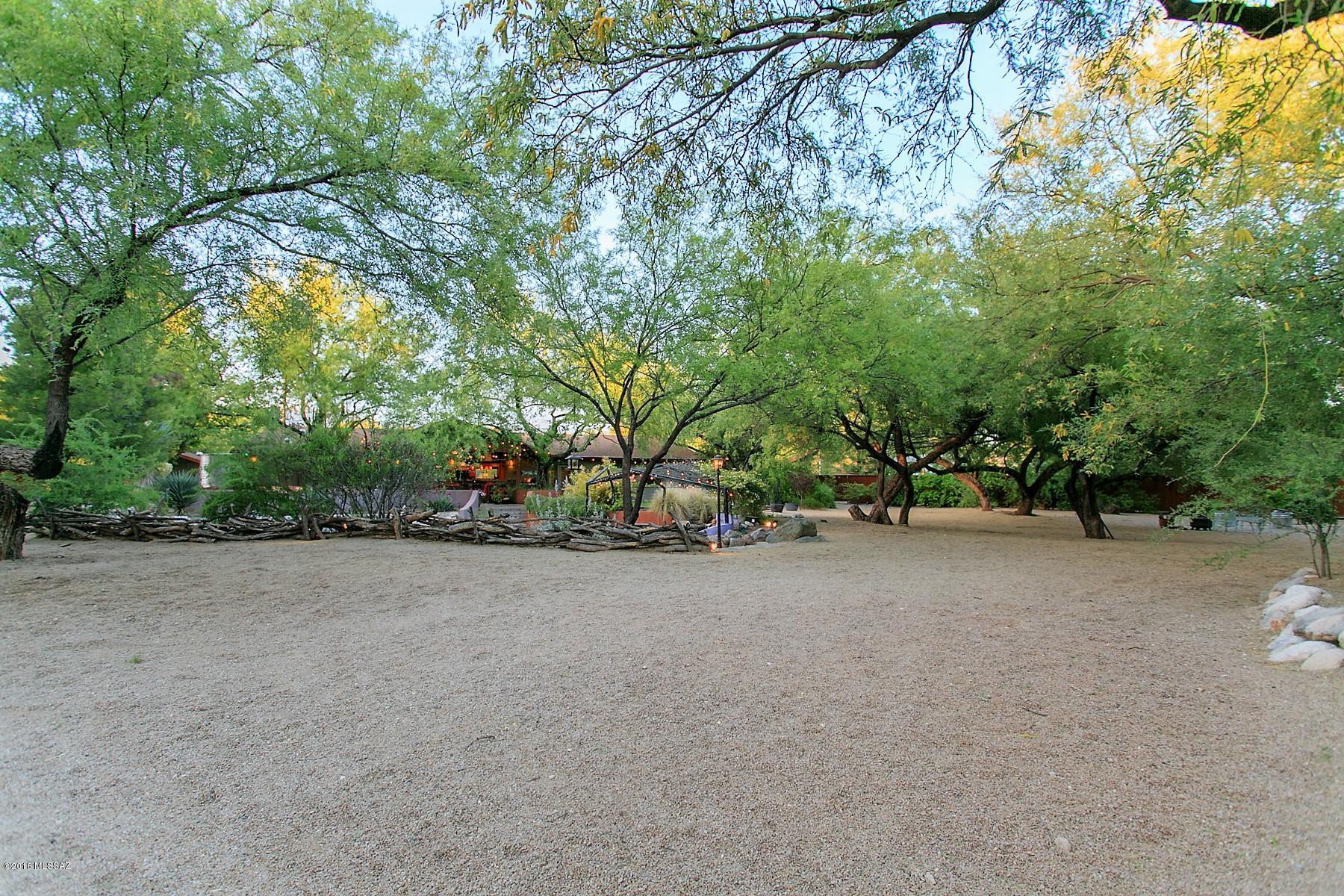 3221 N Riverbend Place