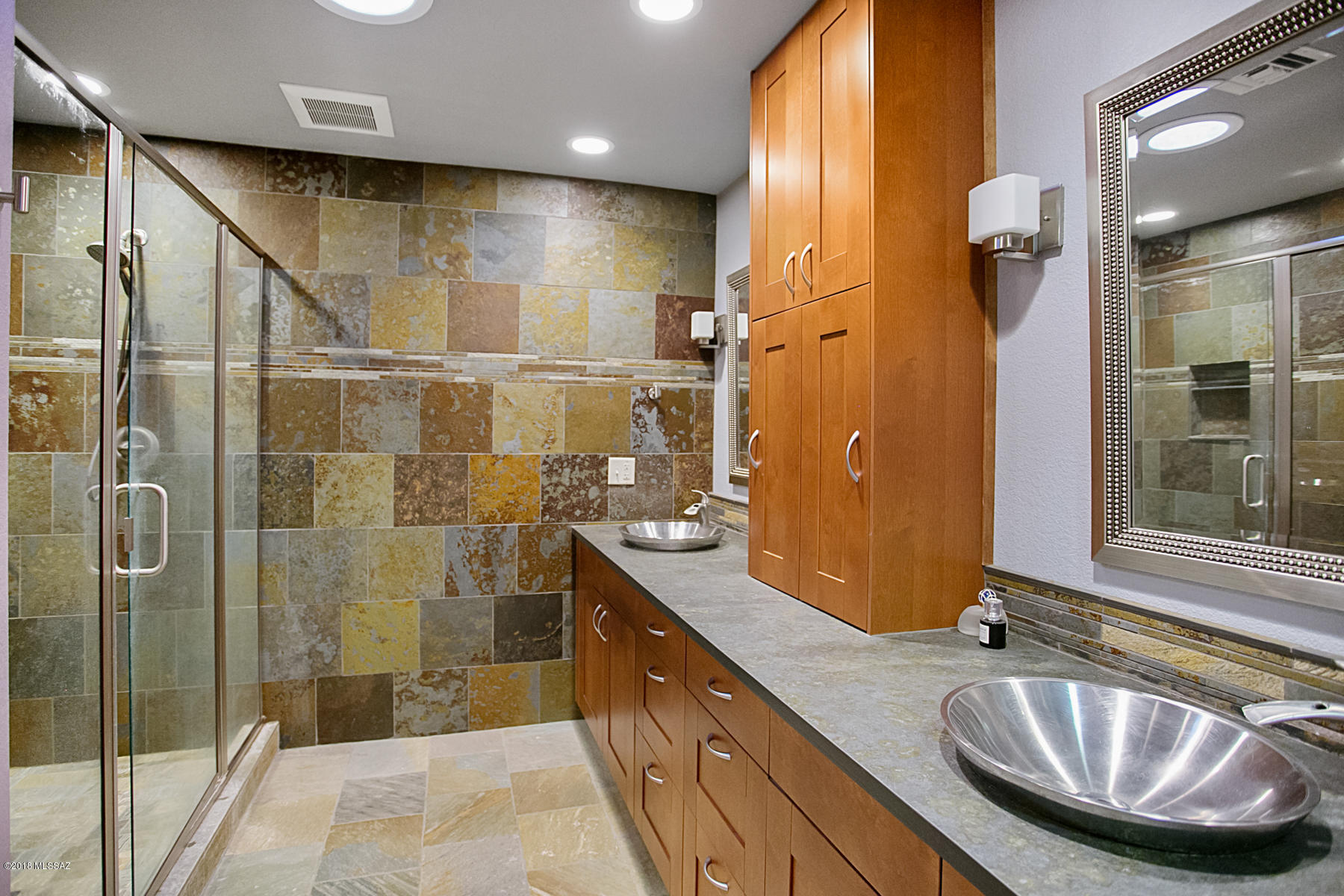 3221 N Riverbend Place