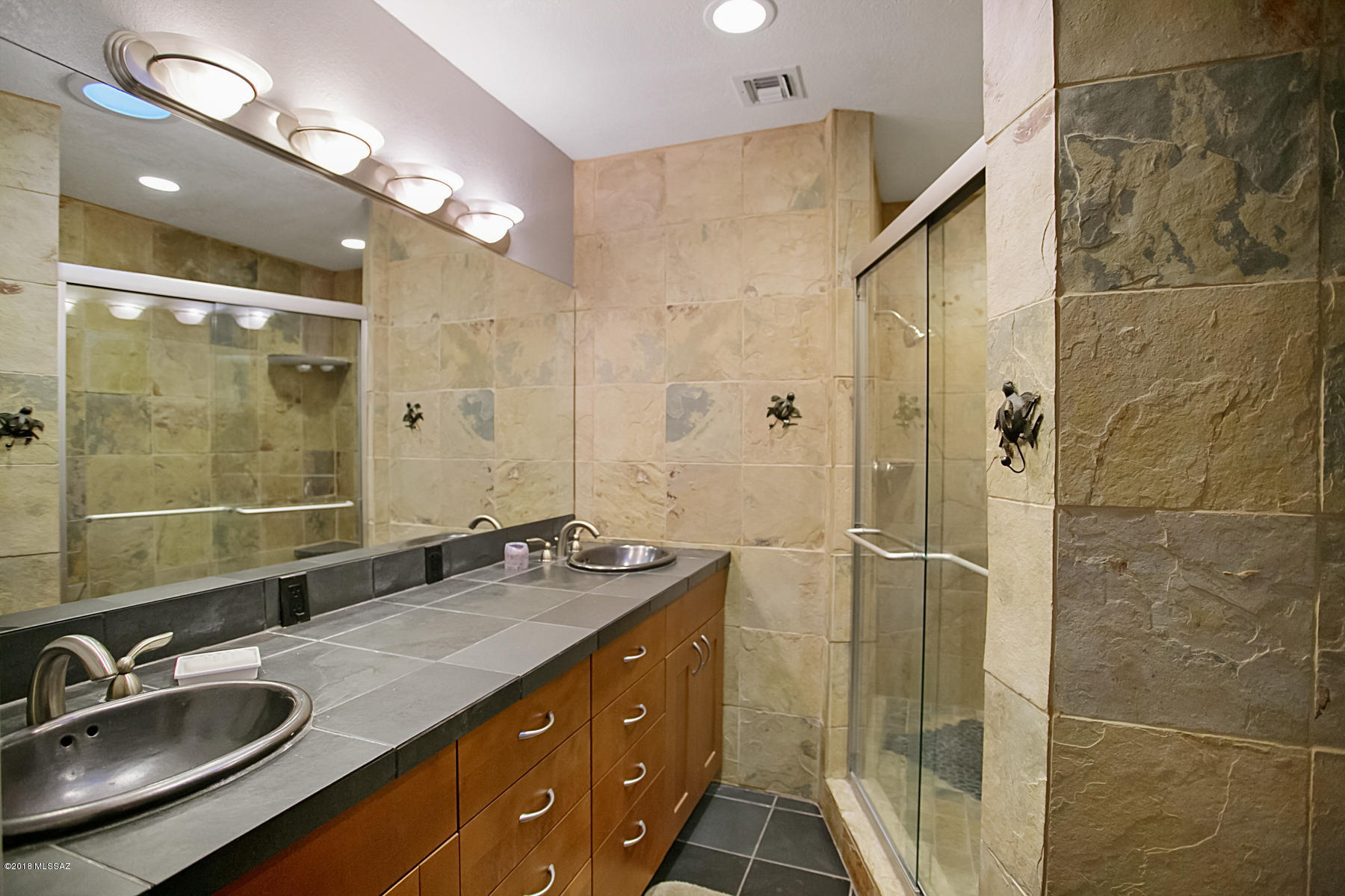 3221 N Riverbend Place