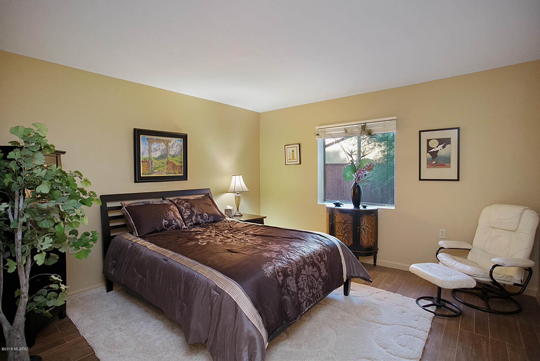 3221 N Riverbend Place