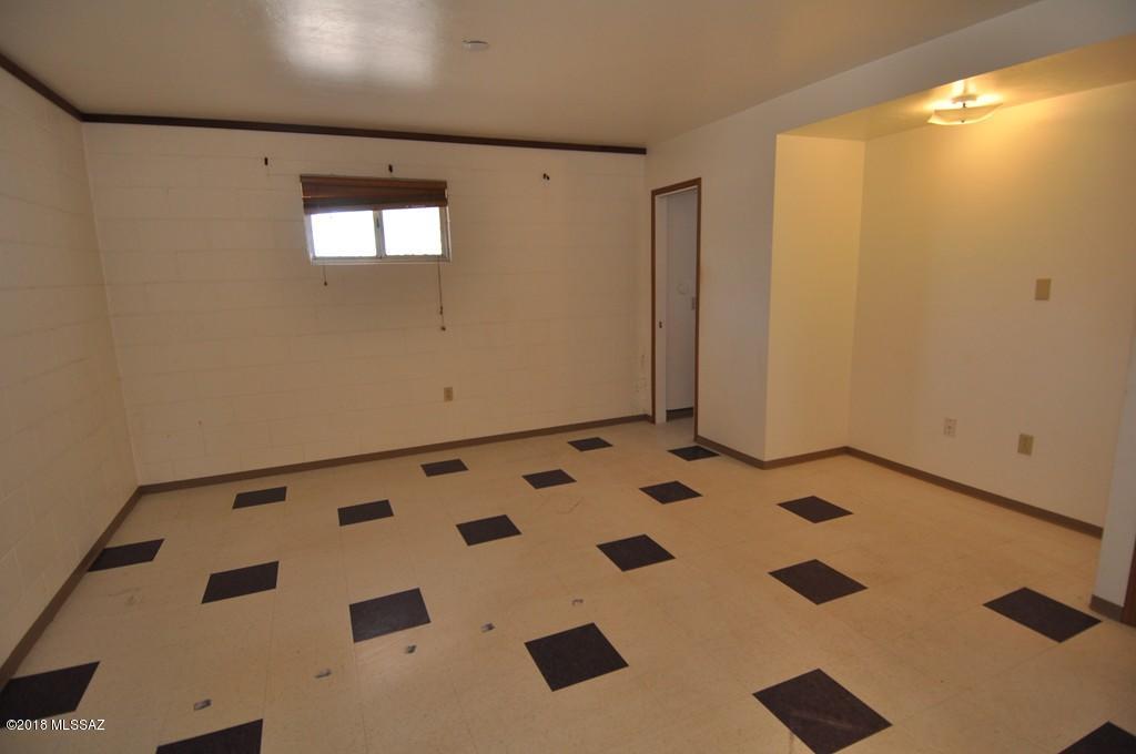 800 W Possum Lane