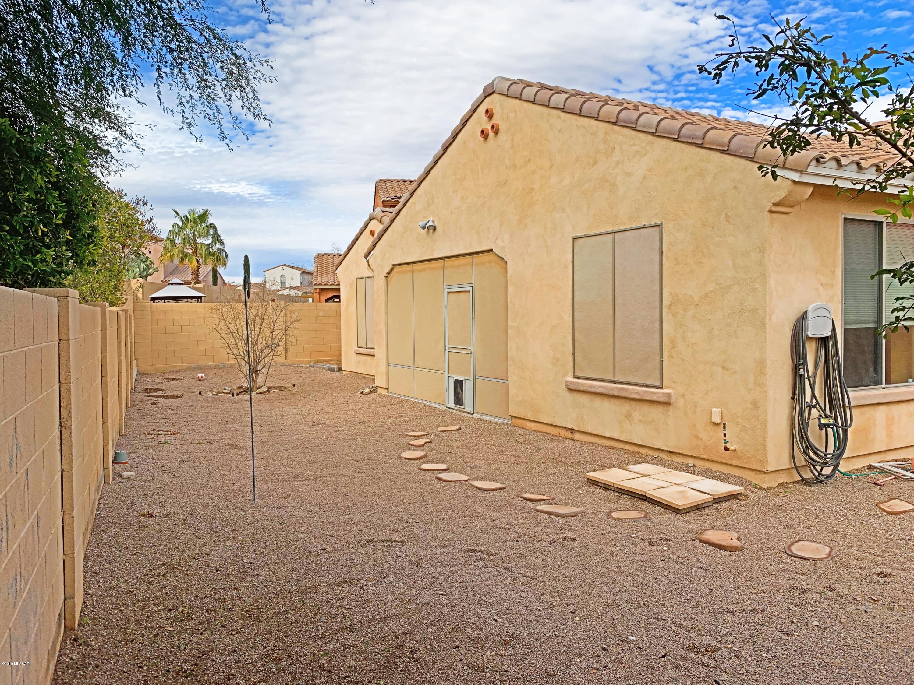 755 W Camino Sorpresa