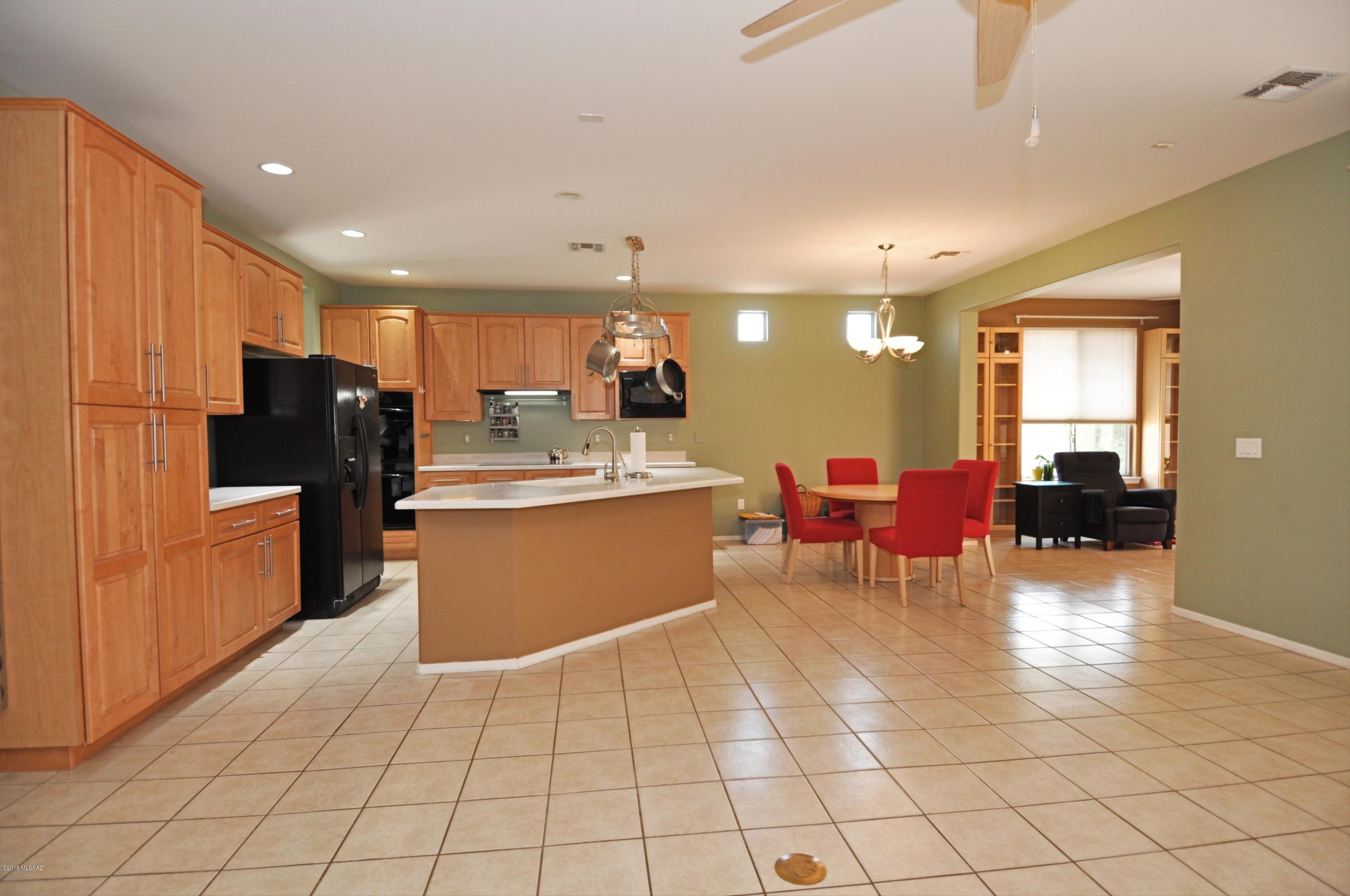 755 W Camino Sorpresa