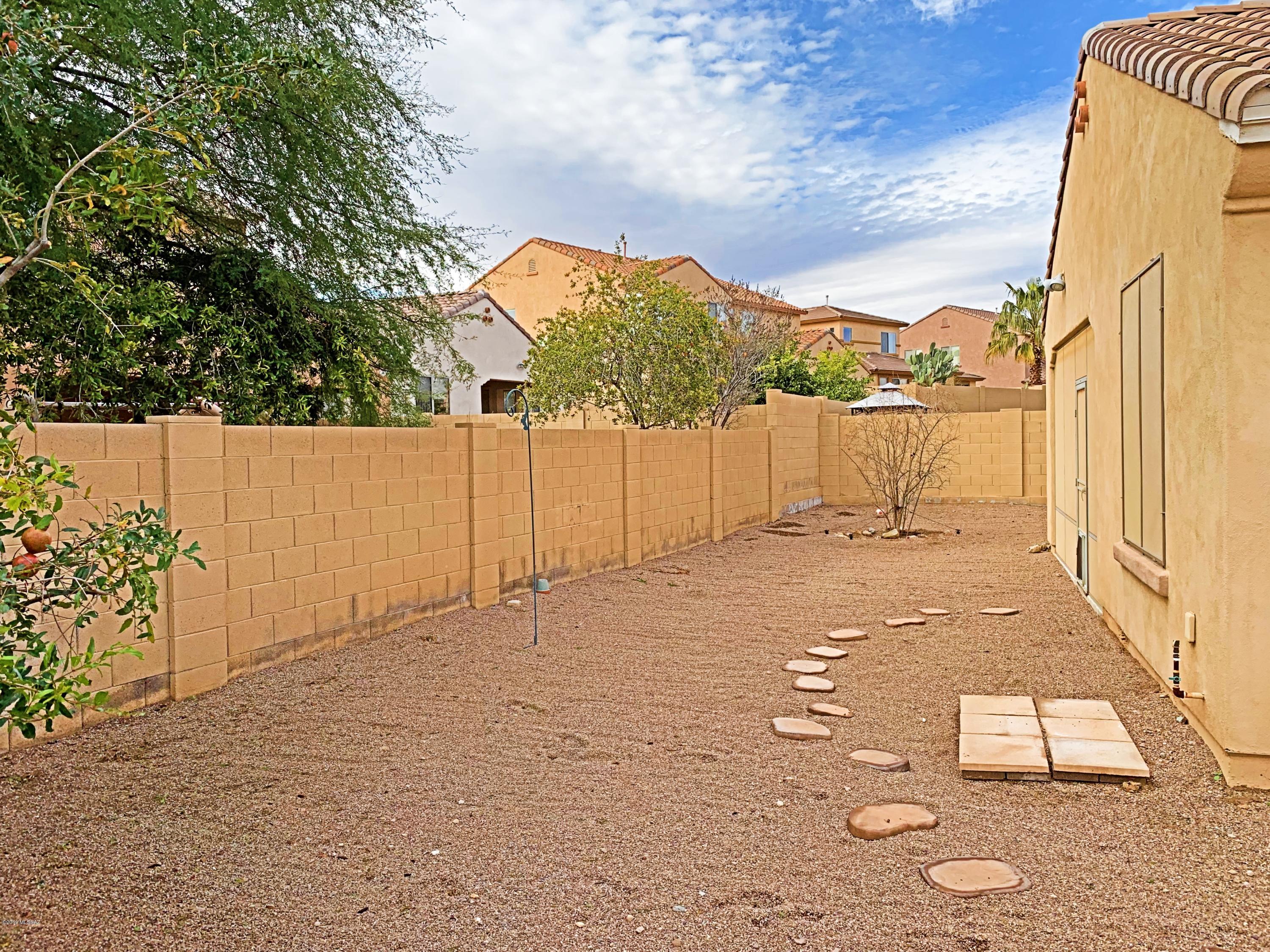 755 W Camino Sorpresa