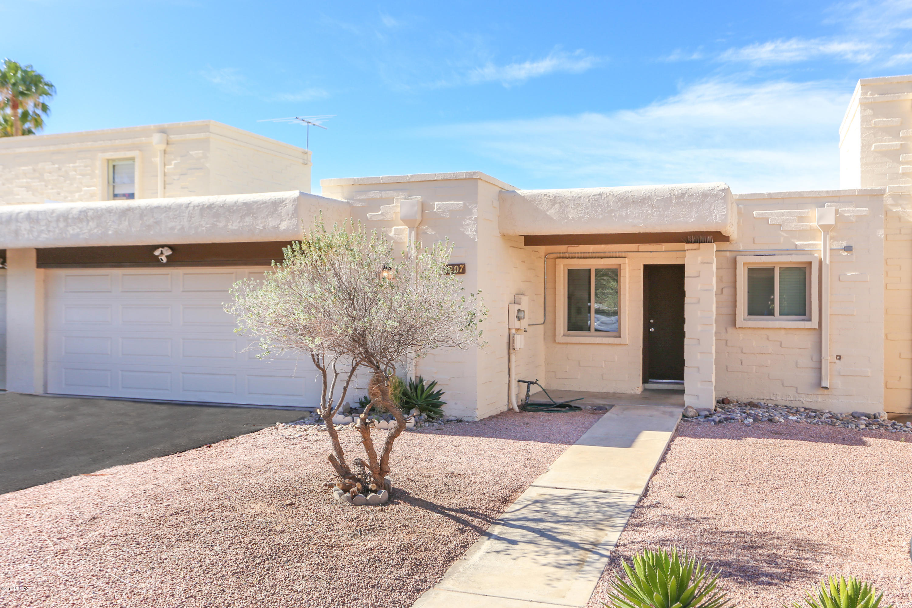 1207 N Santa Rosa Avenue