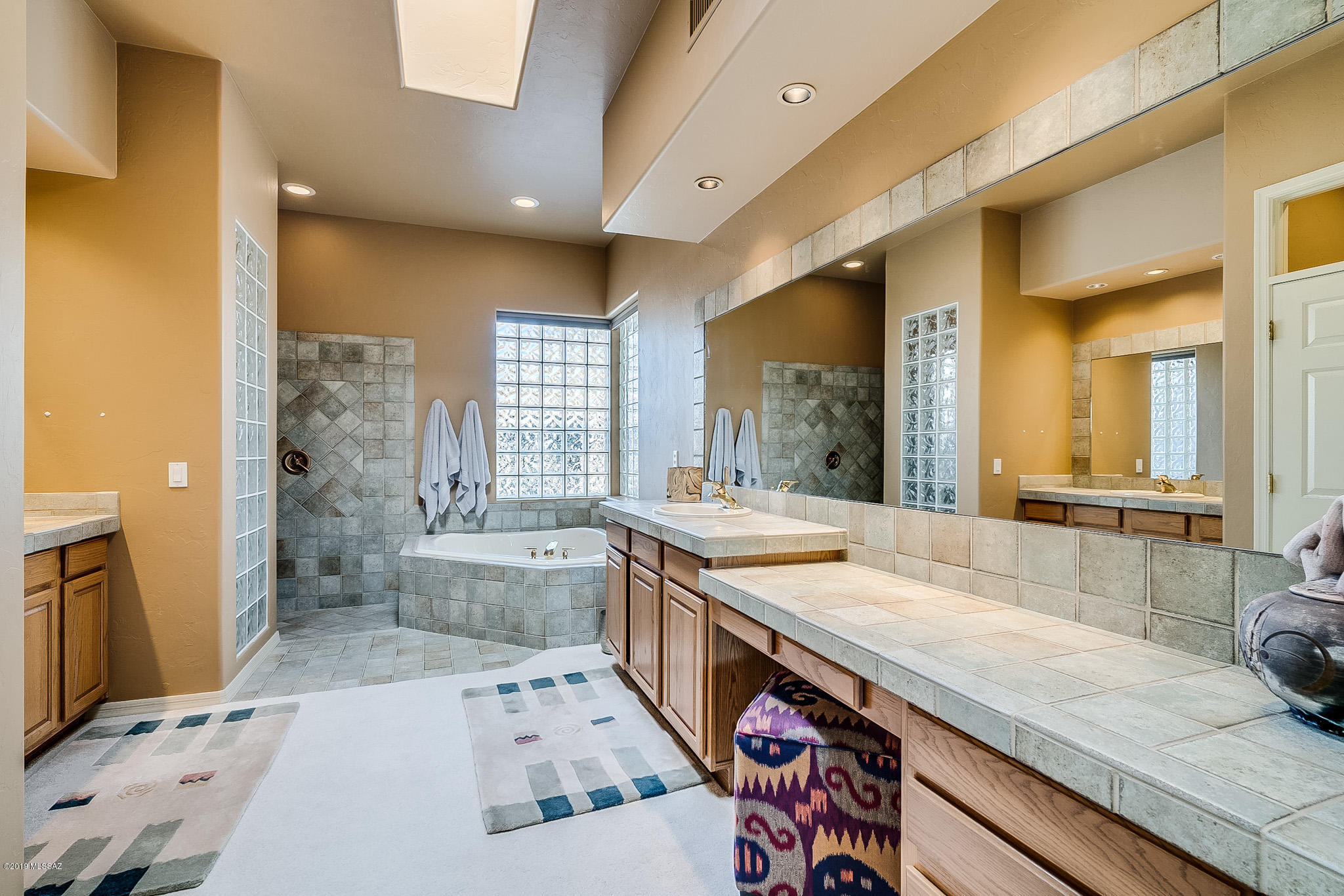 5002 N Bonita Ridge Avenue