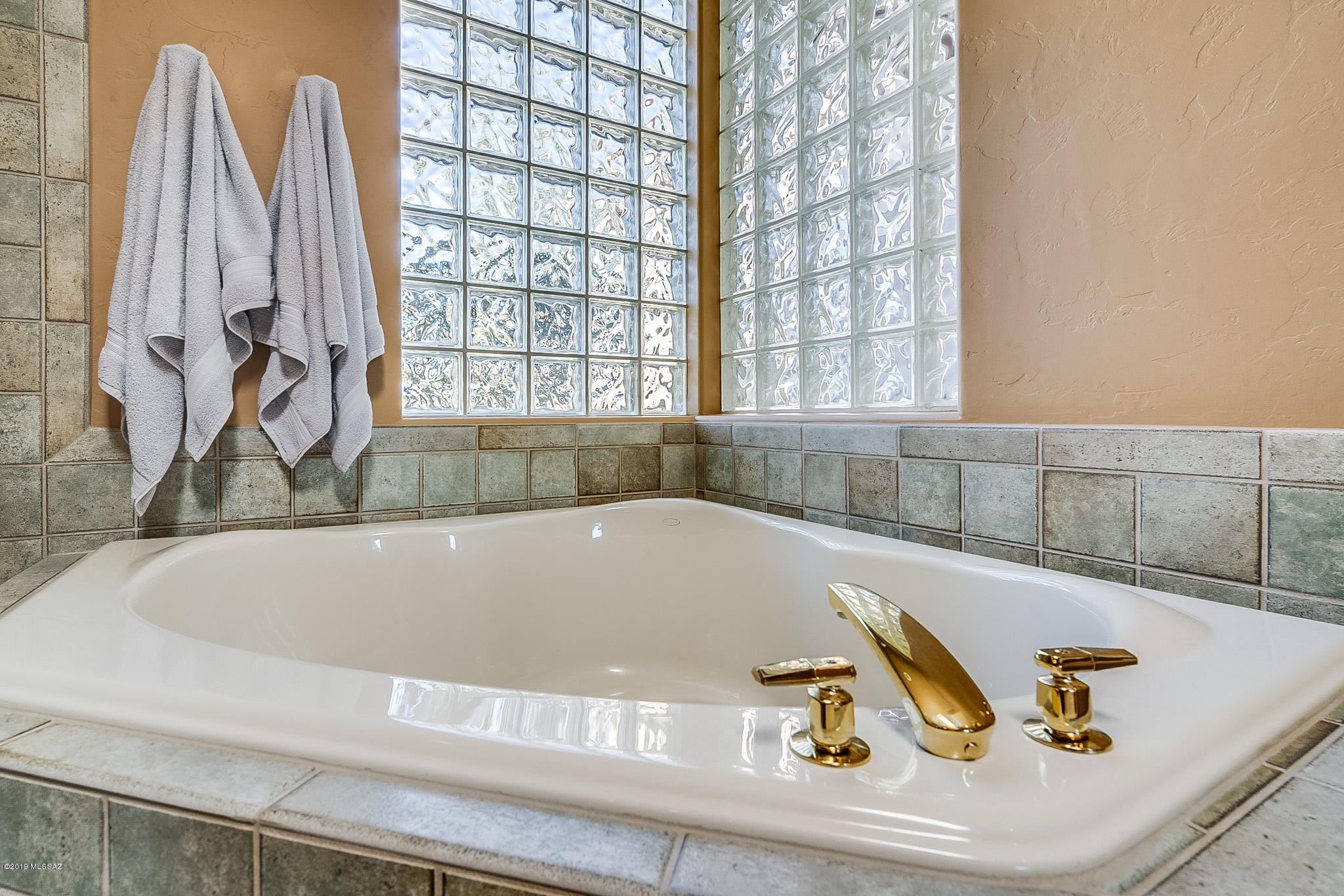 5002 N Bonita Ridge Avenue