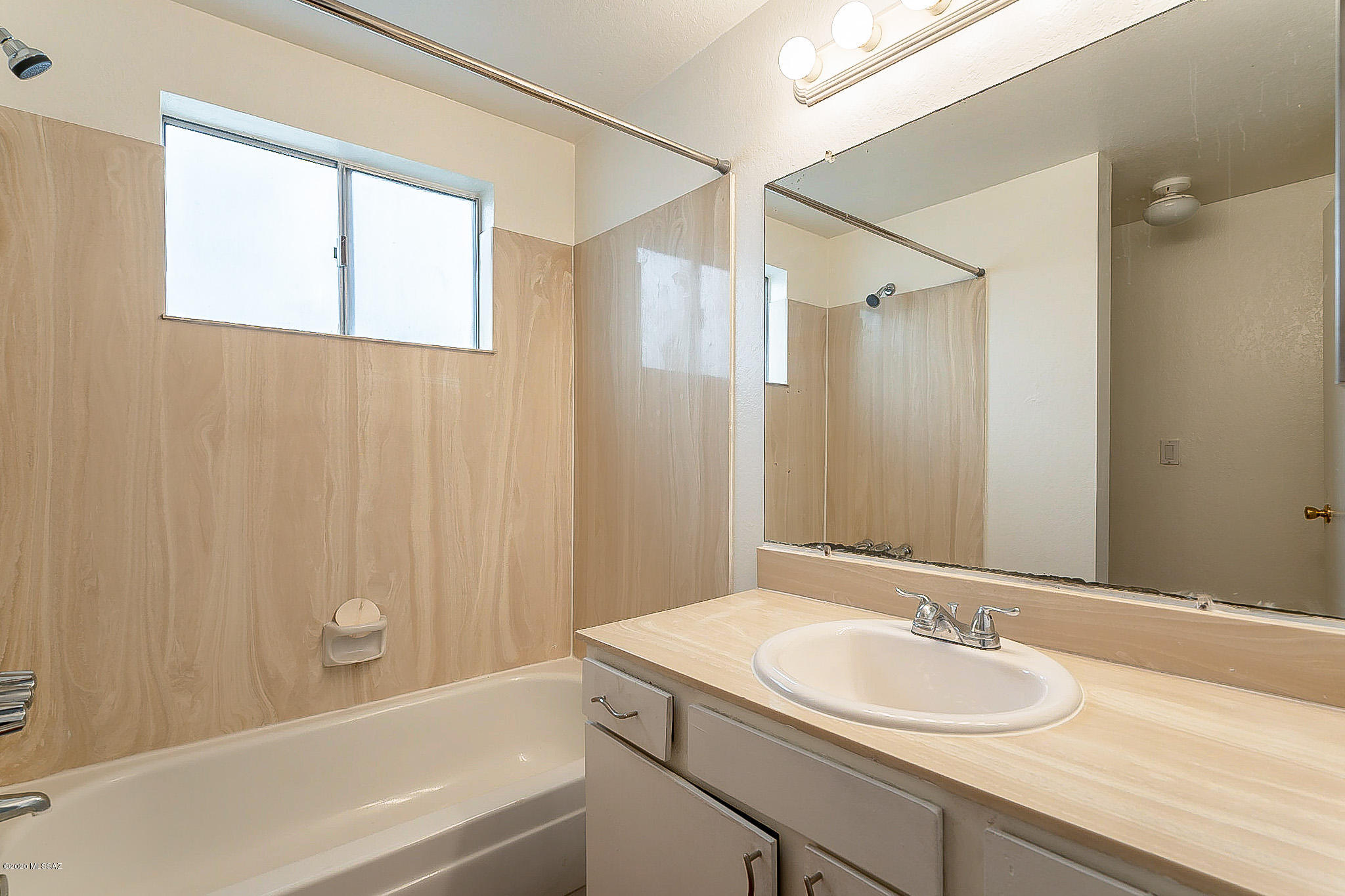 2171 N Camino De La Cienega