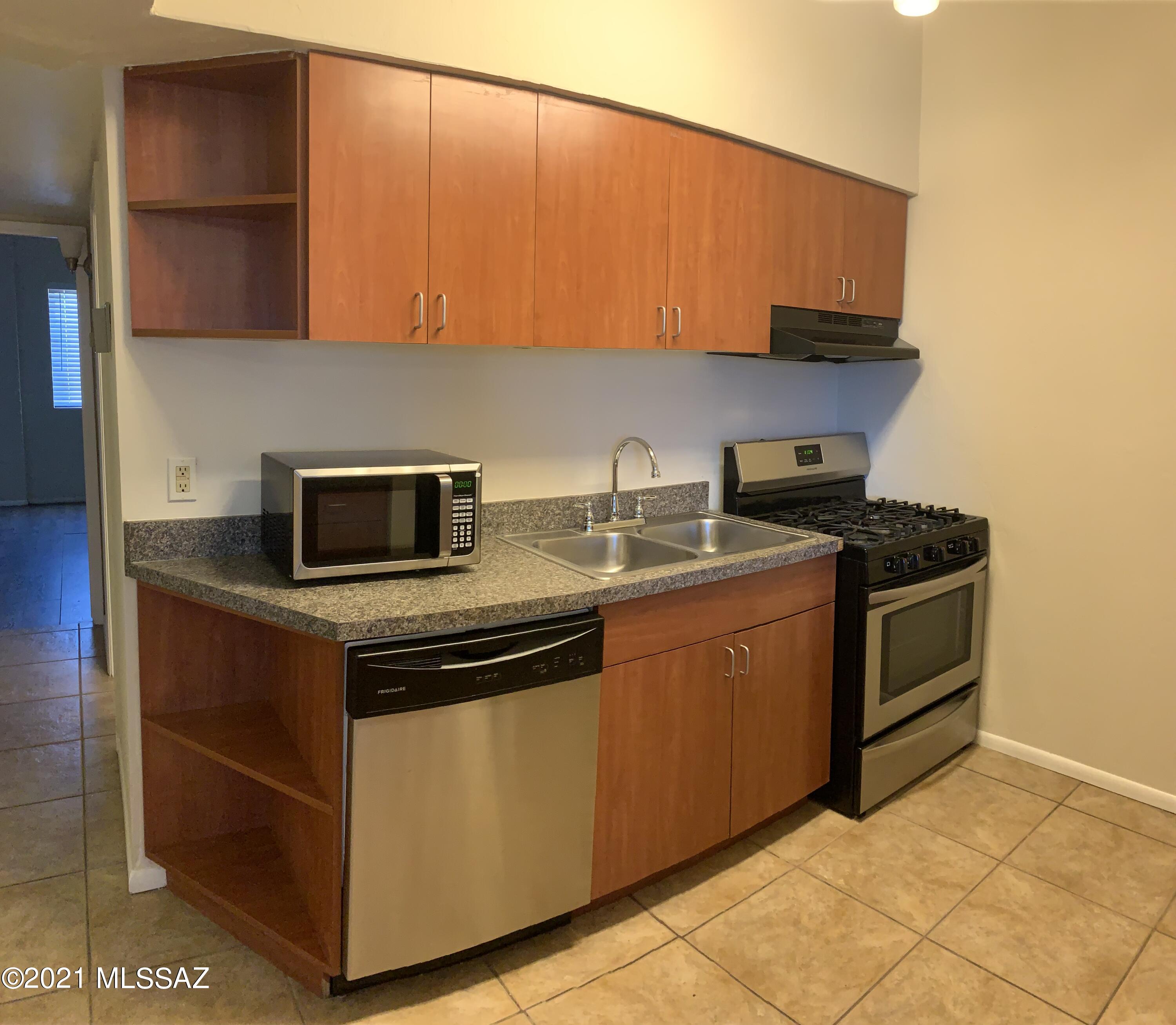 2525 N Alvernon Way Unit: E5