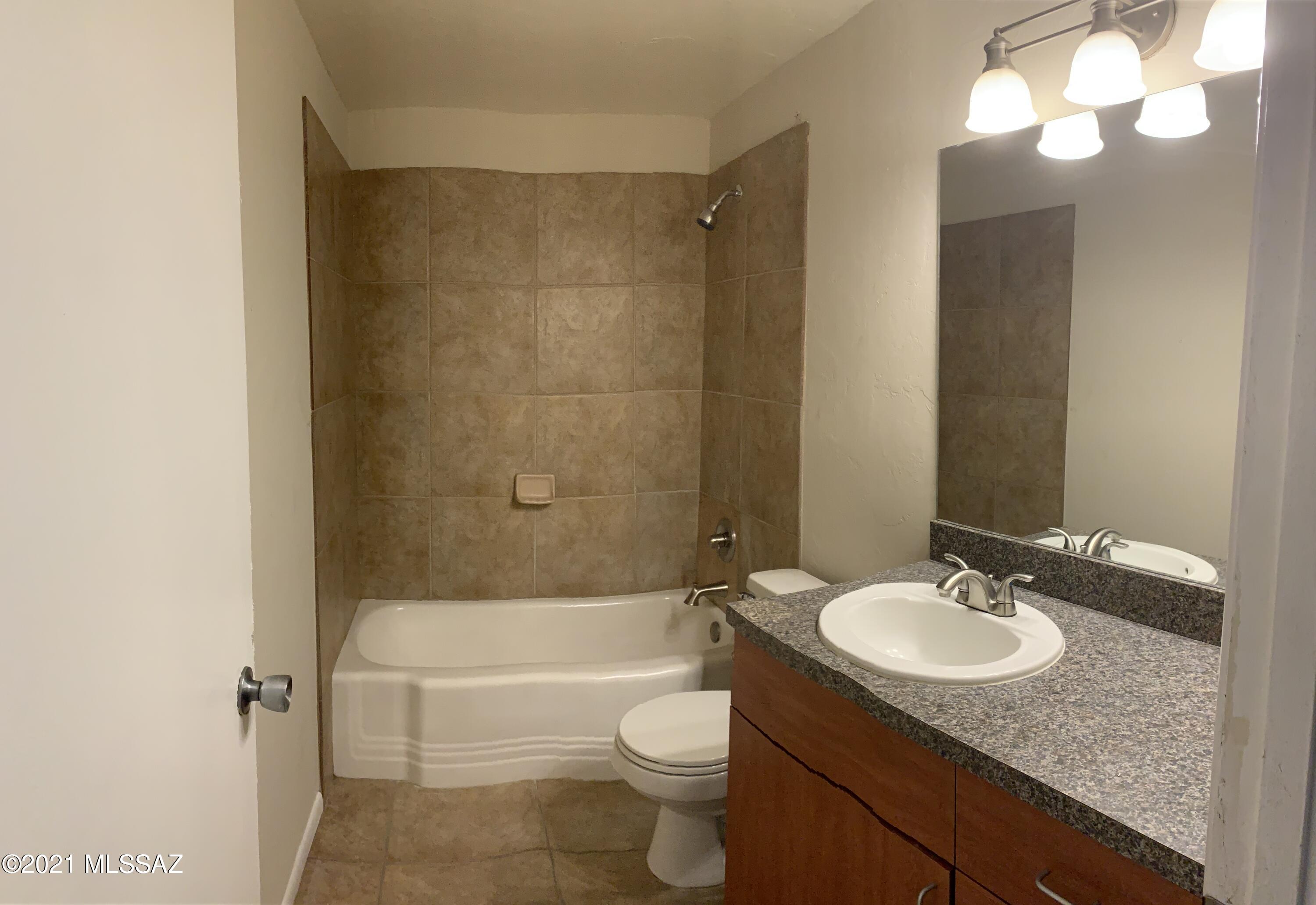 2525 N Alvernon Way Unit: E5