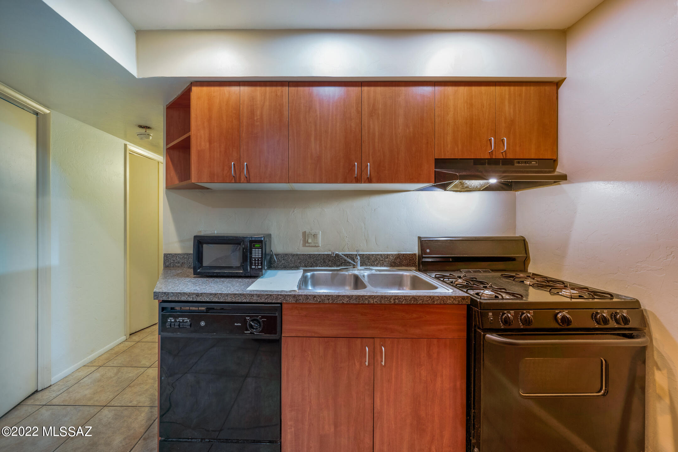 2525 N Alvernon Way Unit: C1