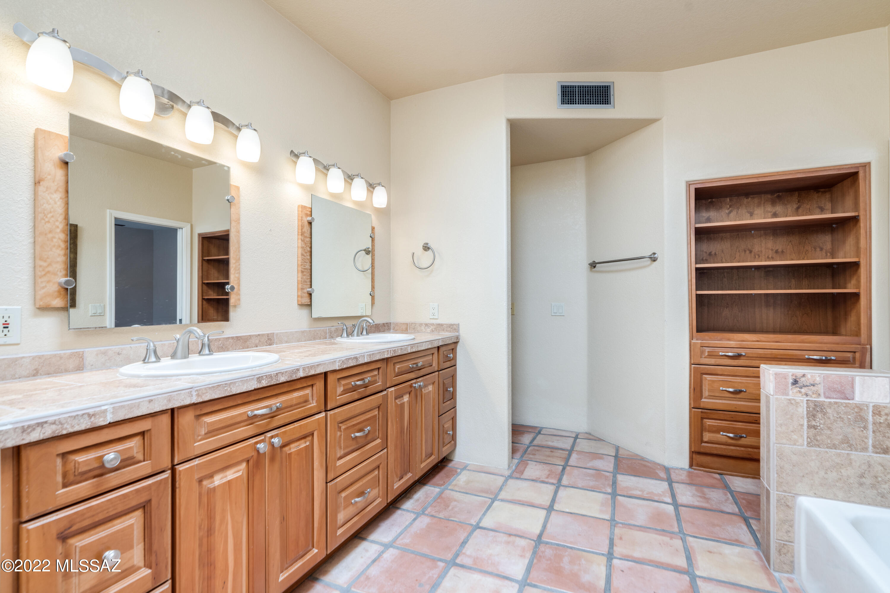 5720 N Chieftan Trail