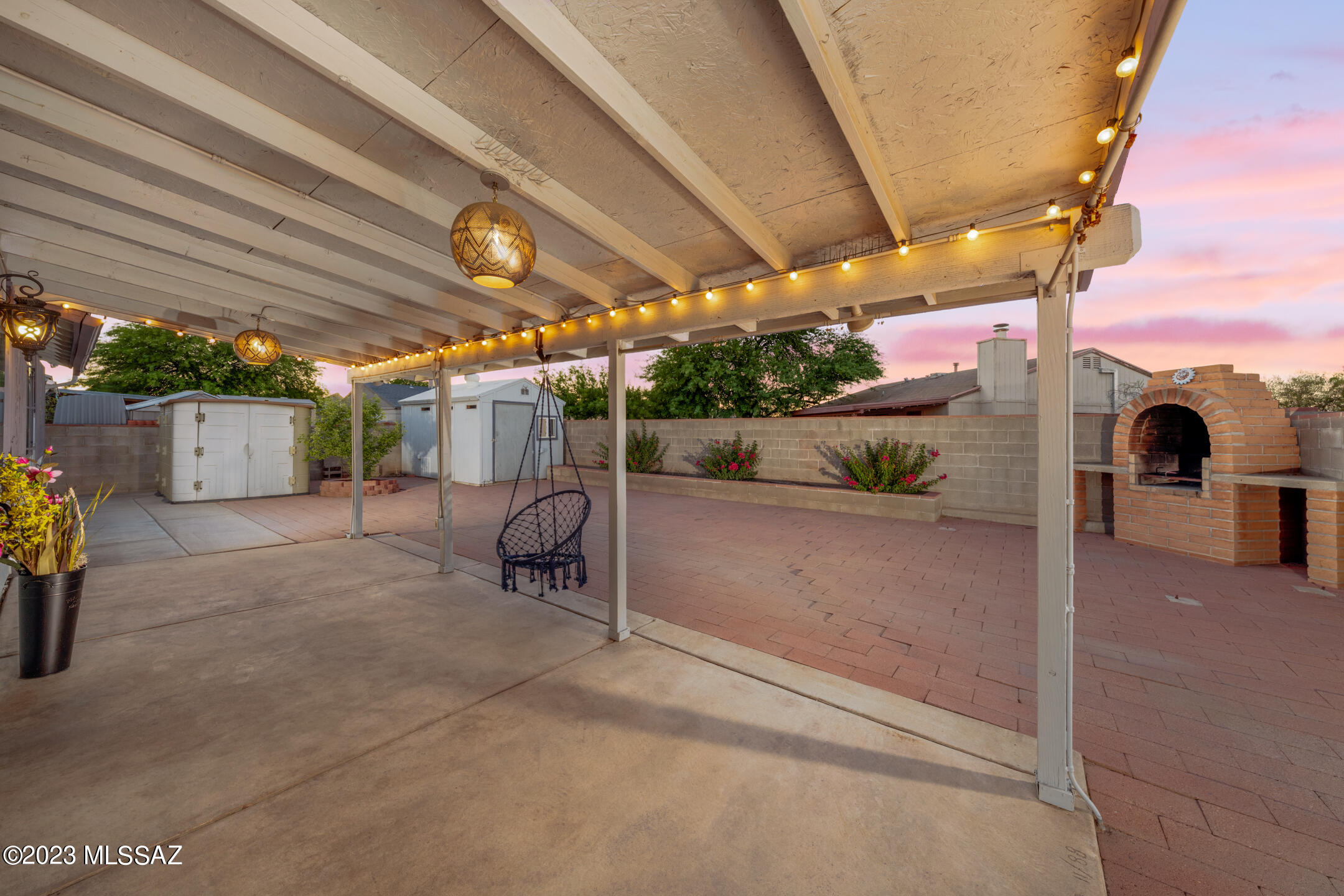 1852 W Maplewood Drive