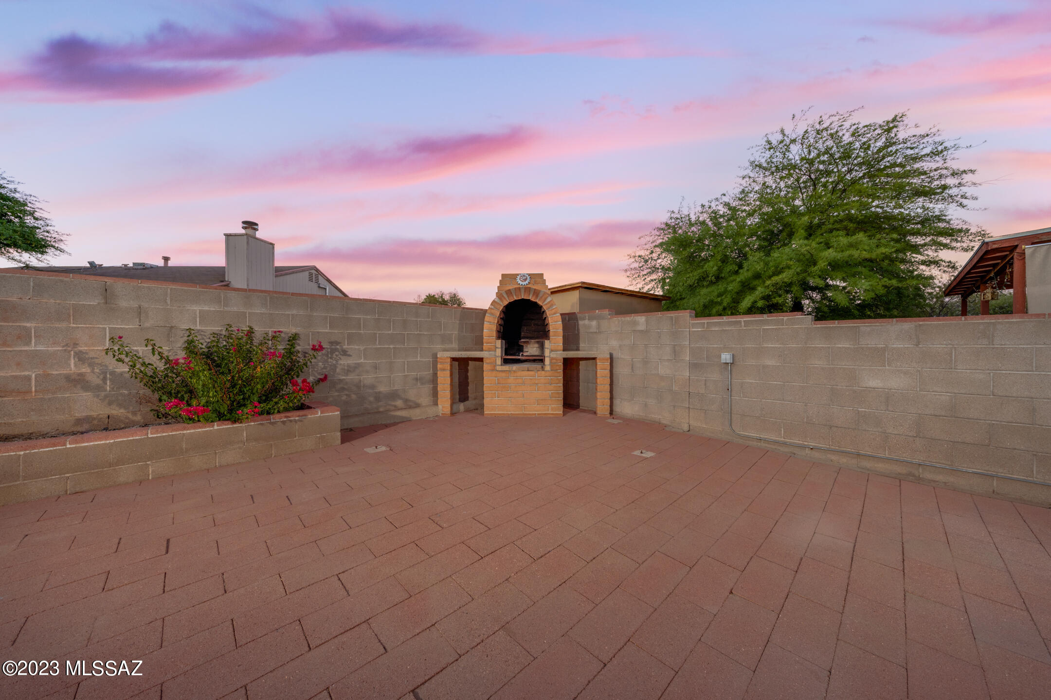 1852 W Maplewood Drive