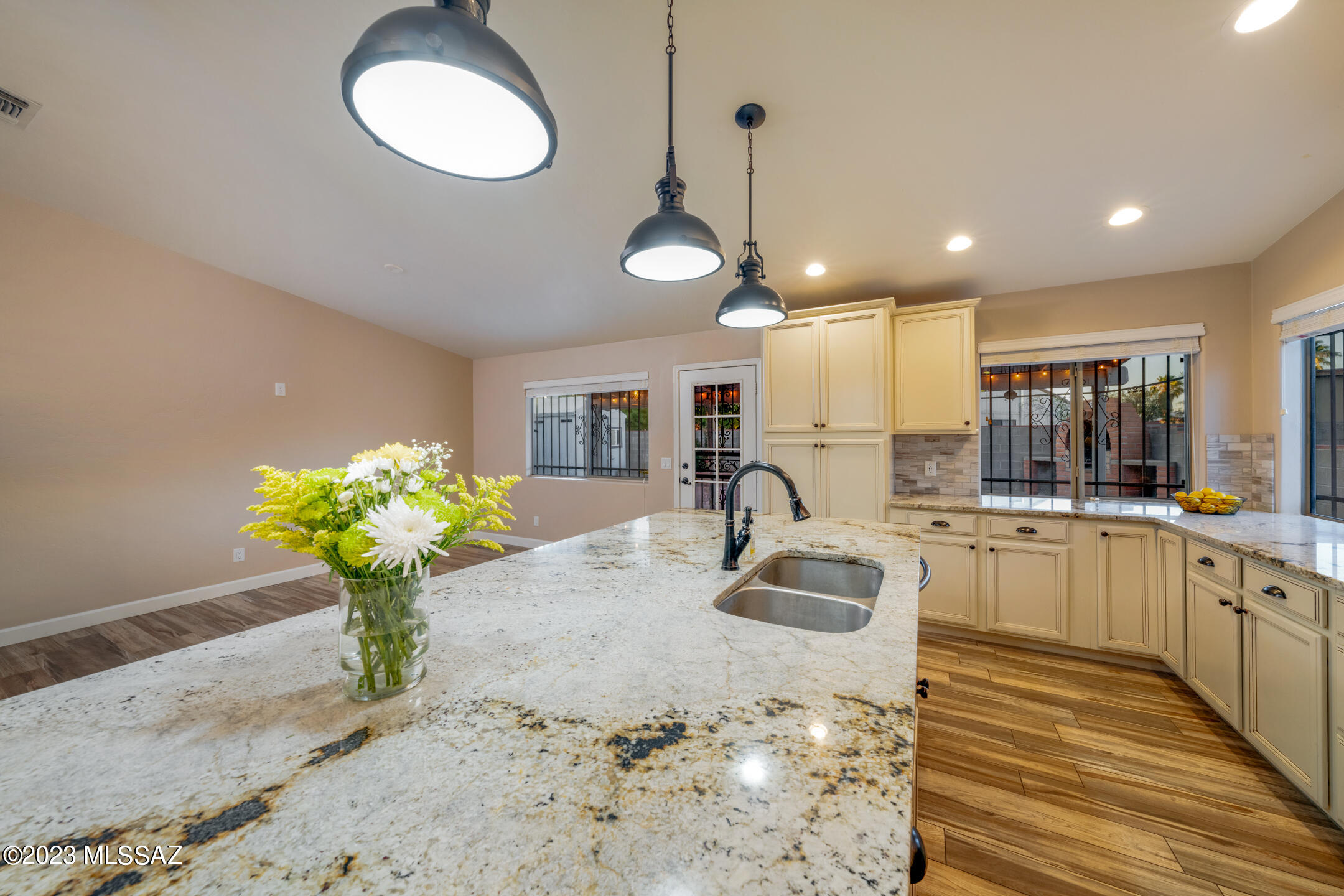 1852 W Maplewood Drive