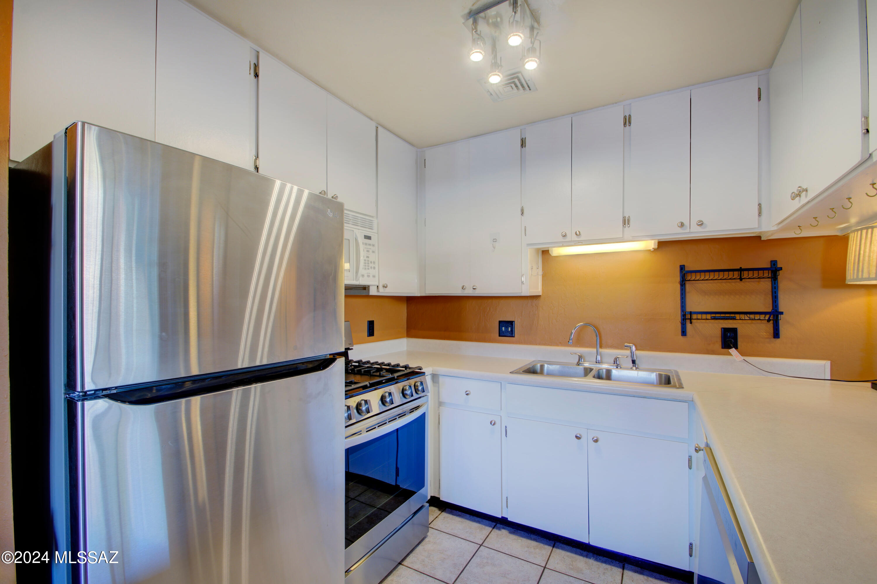834 S Langley Avenue Unit: 102