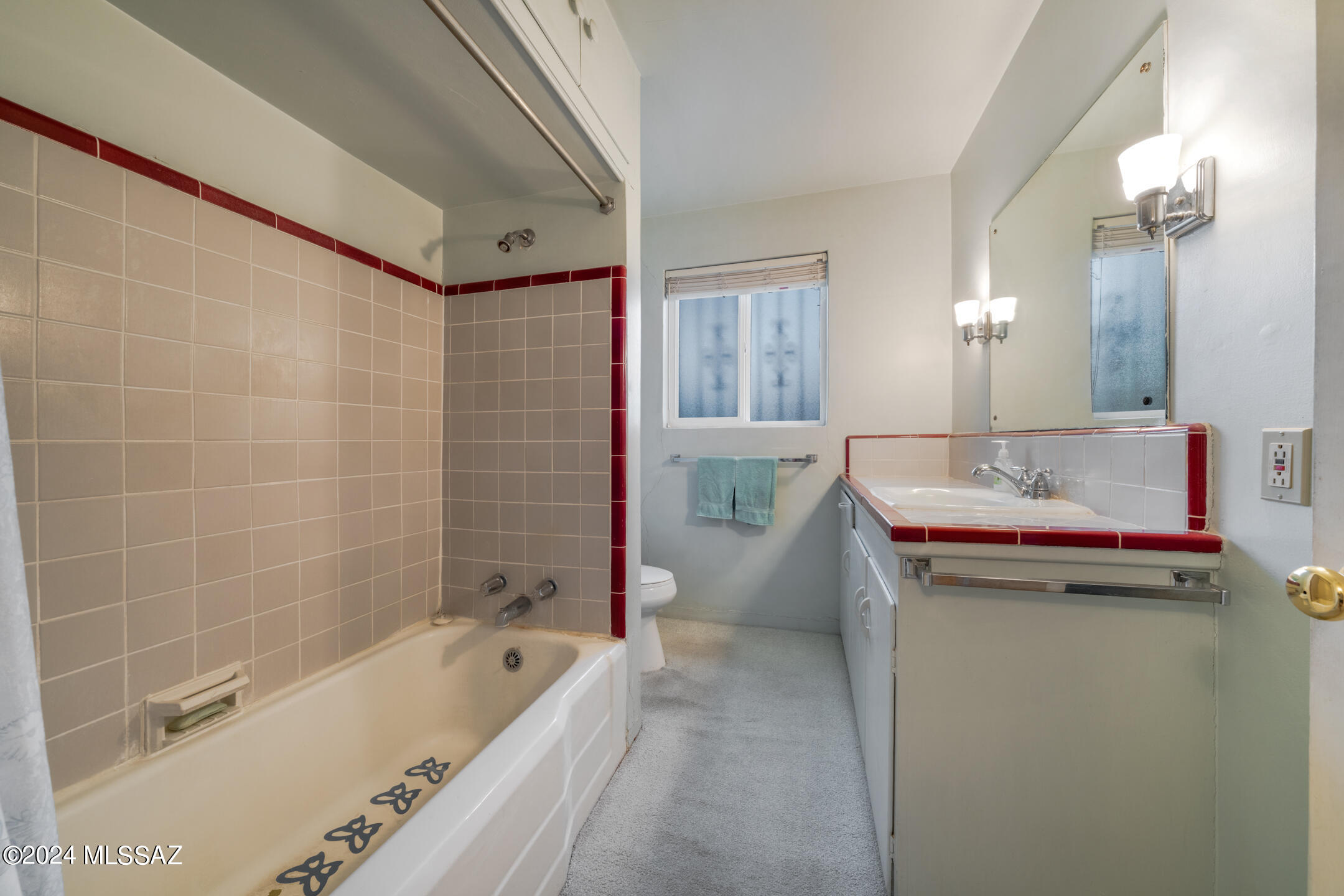 933 N Longfellow Avenue