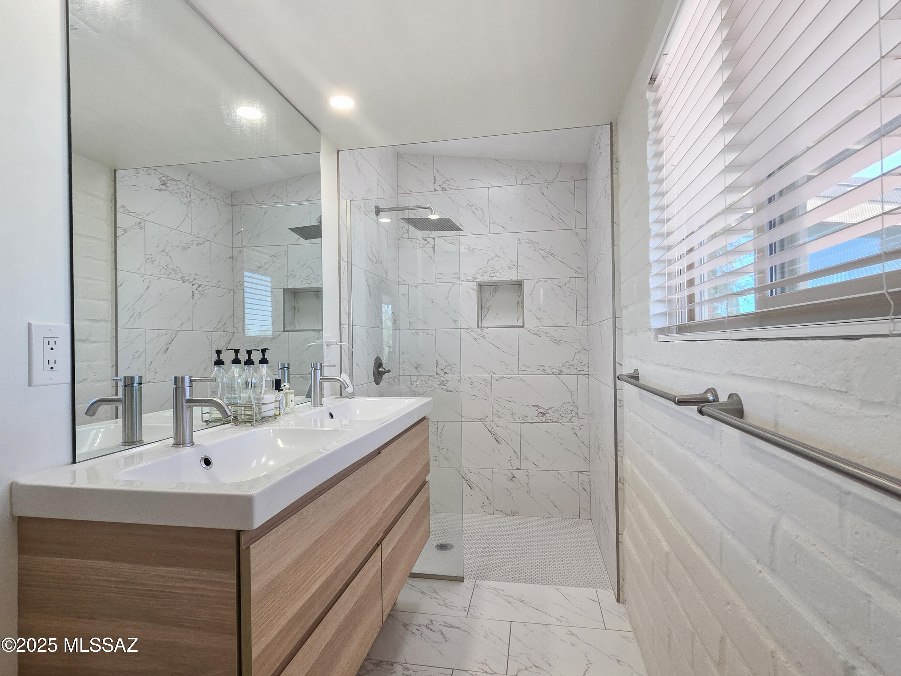 6530 N Camino De La Karina