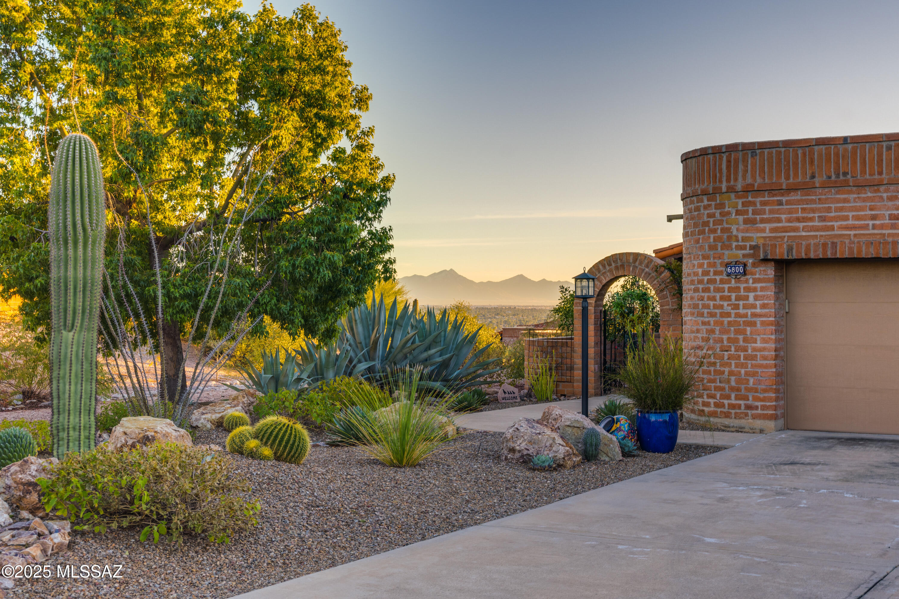 6800 E Pico Del Monte