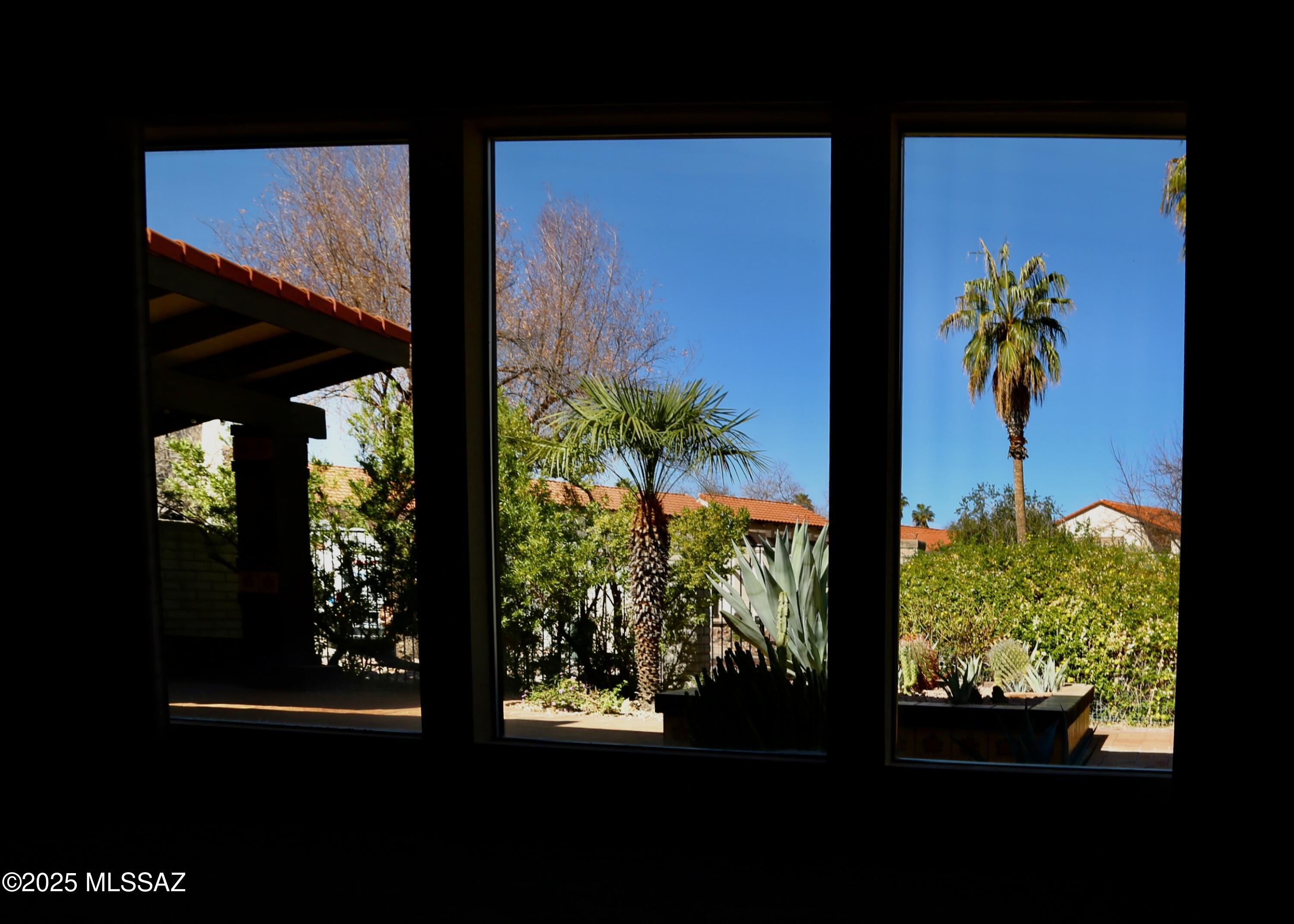 1263 N Via Ronda Oriente