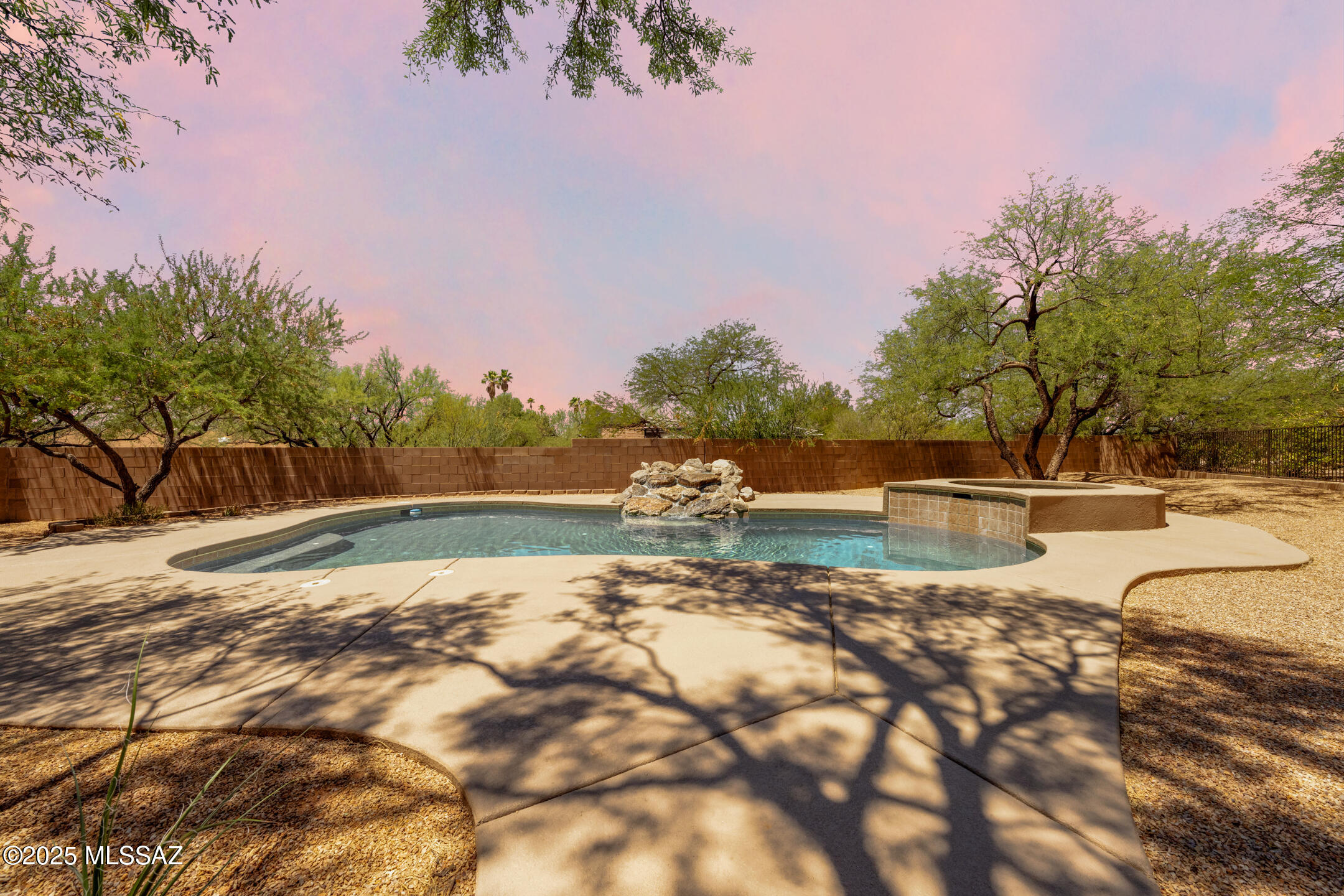 3339 N Calle Poco