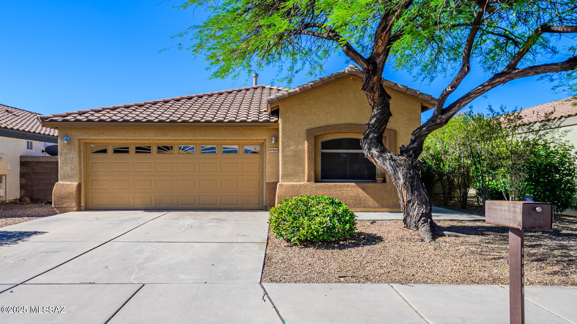 10462 E Rose Hill Street